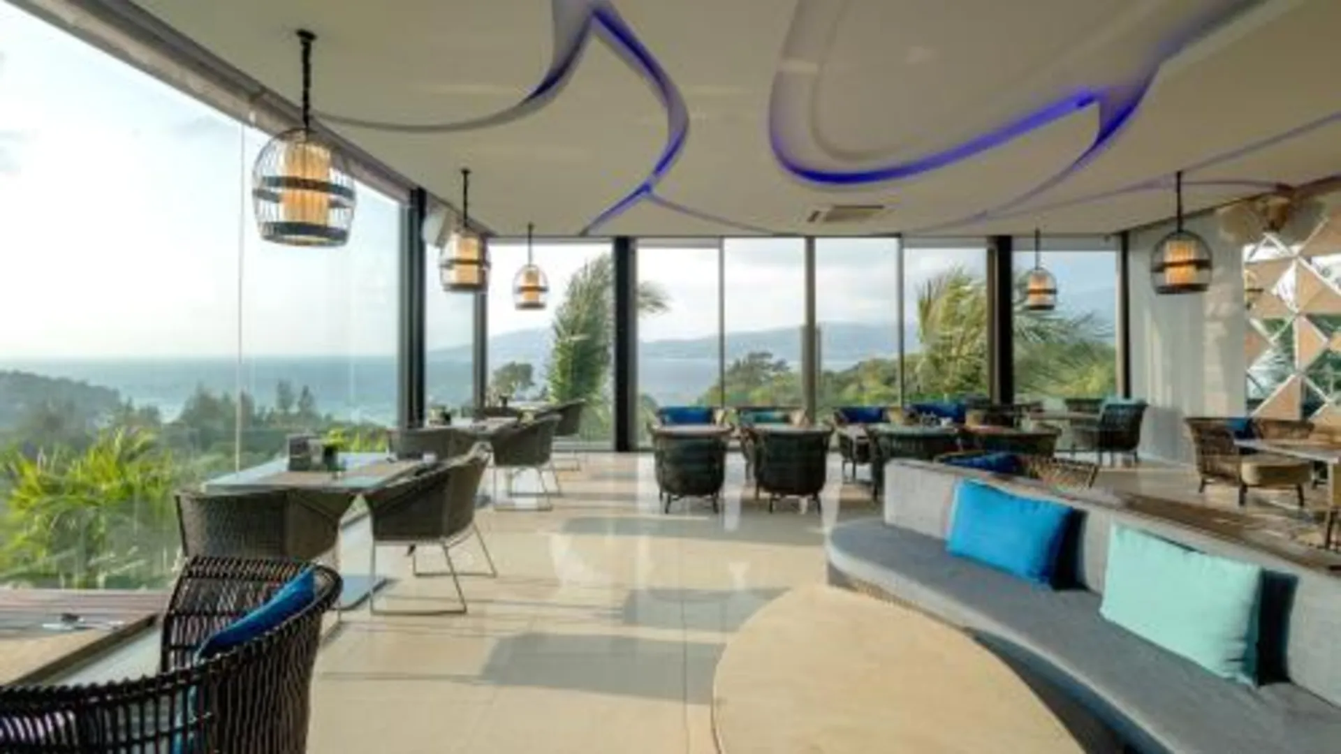 푸켓 크레스트 리조트 앤 풀 빌라스 5성급 호텔 외관