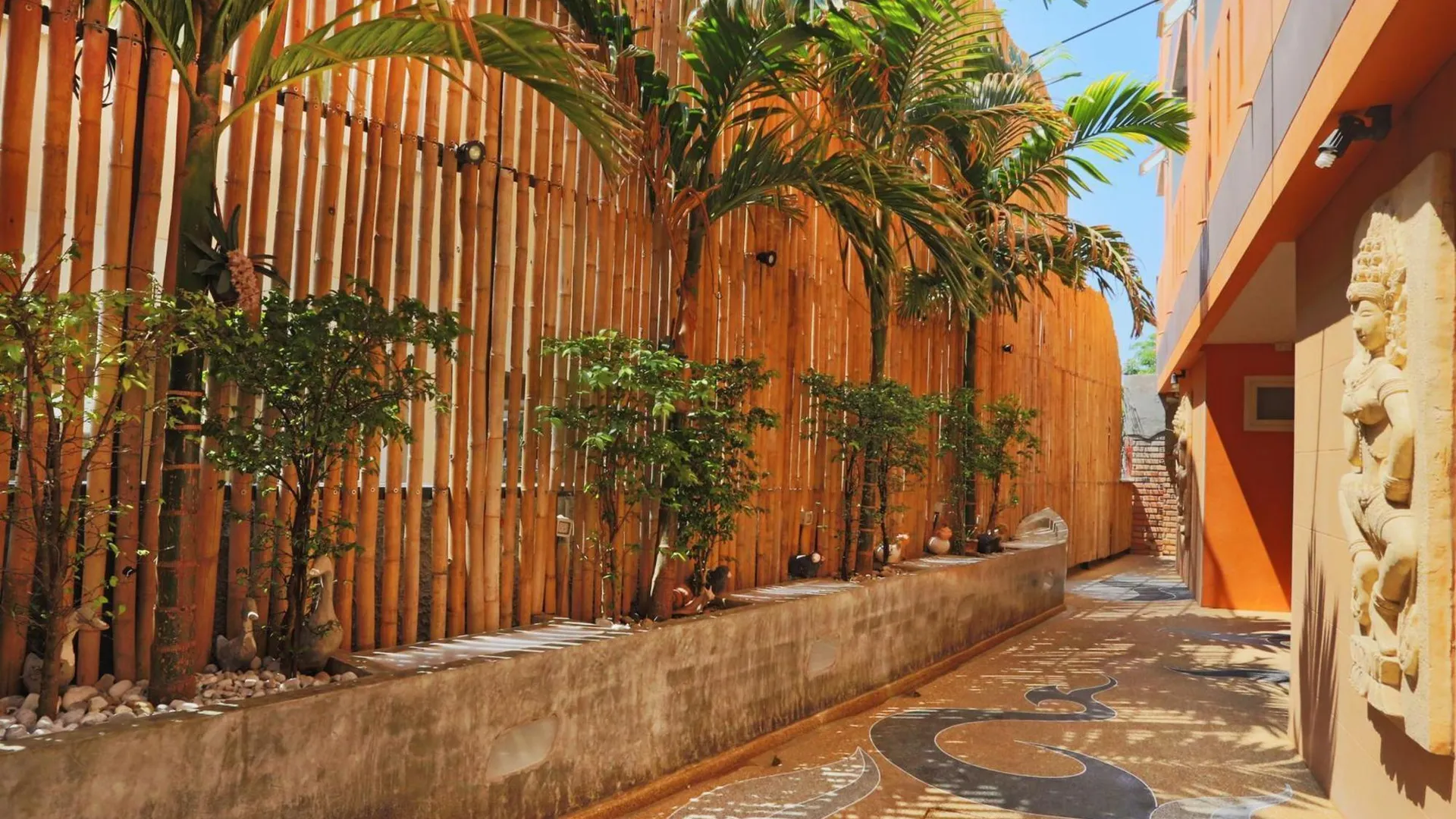 푸켓 반 카말라 백팩커 2성급 호텔 로비