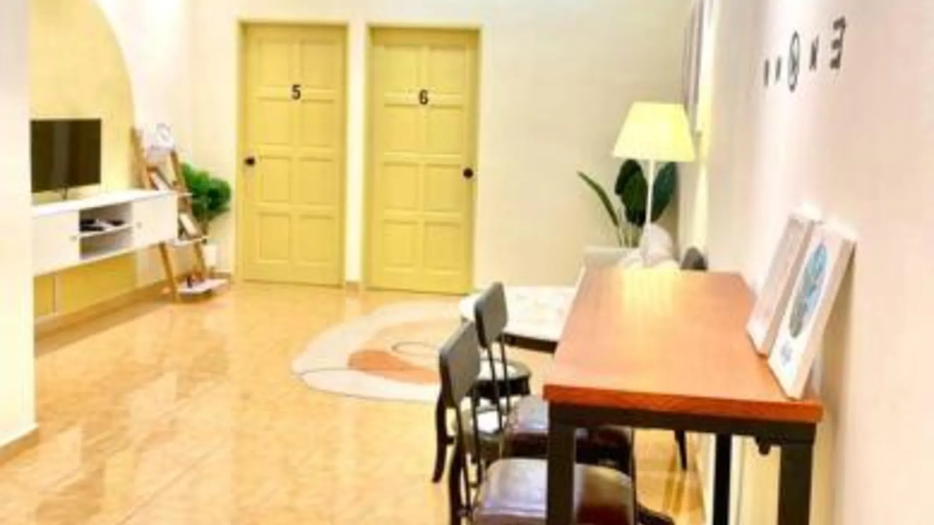 메르싱 반다르 머싱의 프라이빗 하우스 (1600m², 침실 4개, 프라이빗 욕실 2개) 3성급 게스트하우스 로비