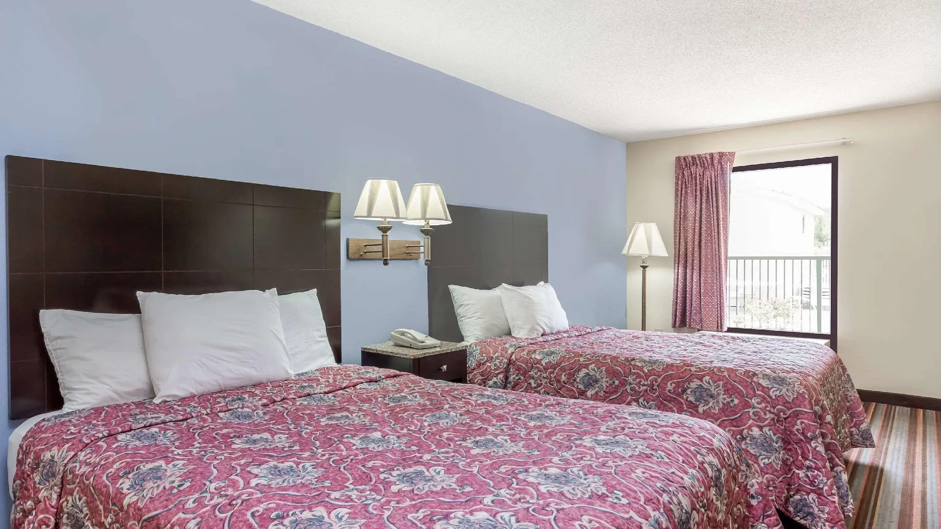 샌포드 (NC) 데이즈 인 바이 윈덤 샌포드 2성급 호텔 스위트룸