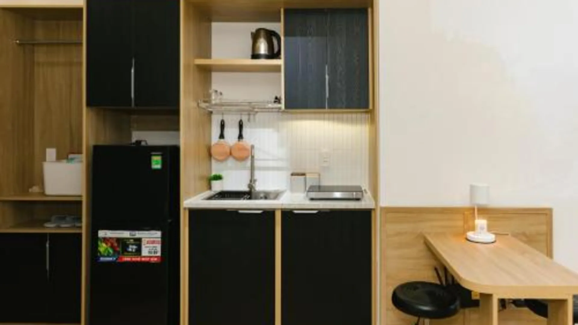 호치민 비 스테이케이션 4성급 게스트하우스 수영장