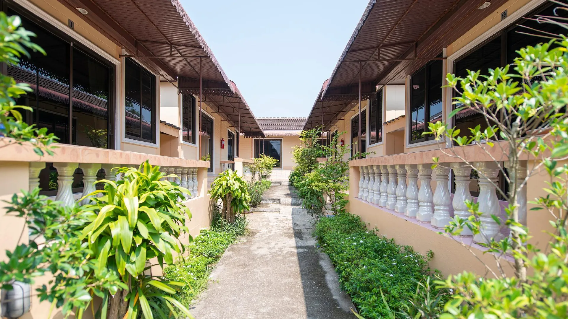 푸켓 나이양 코티지 1성급 호텔 외관