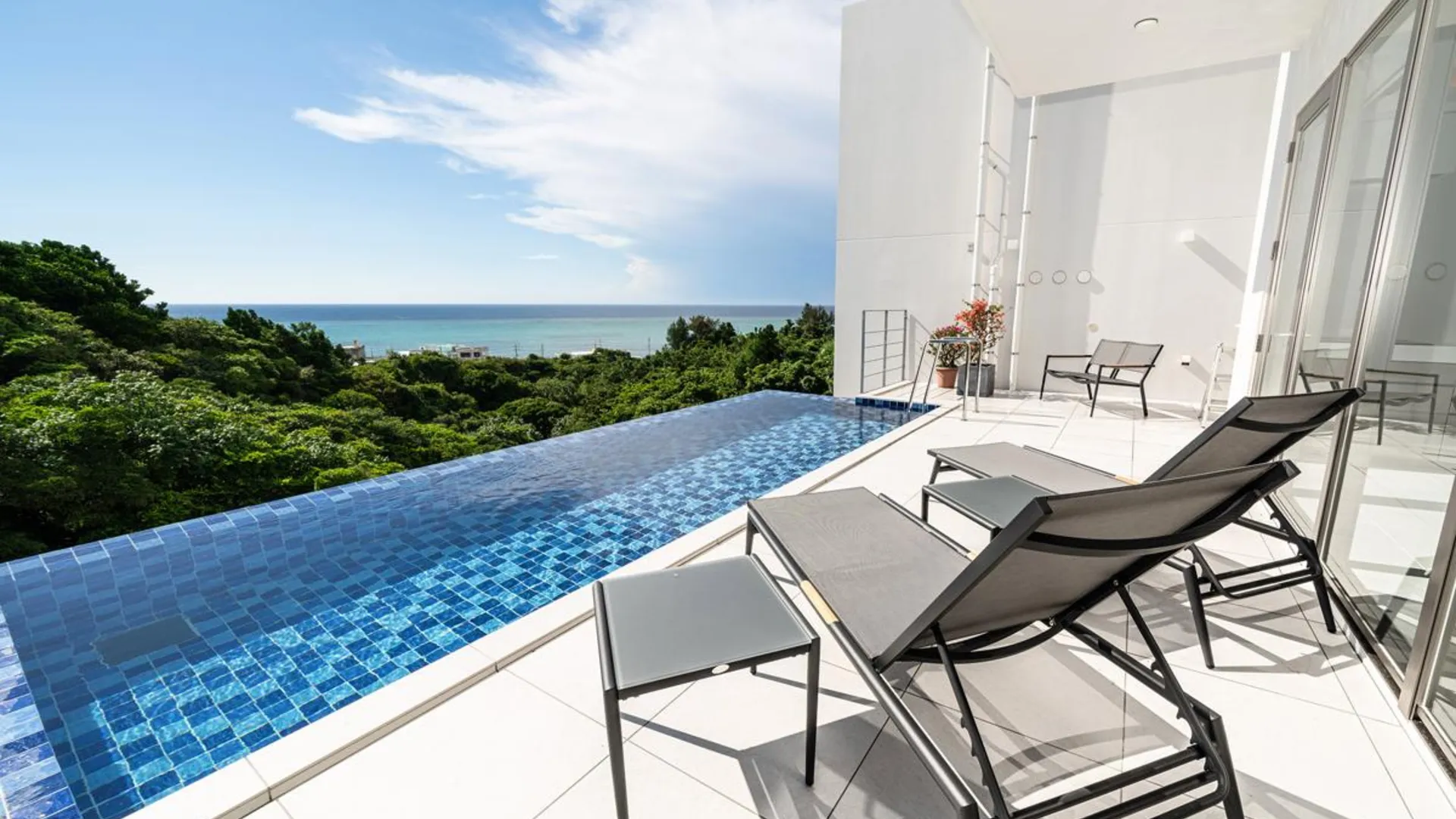 오키나와 본섬 블루 릴라 럭스 리조트 오키나와 4성급 호텔 로비