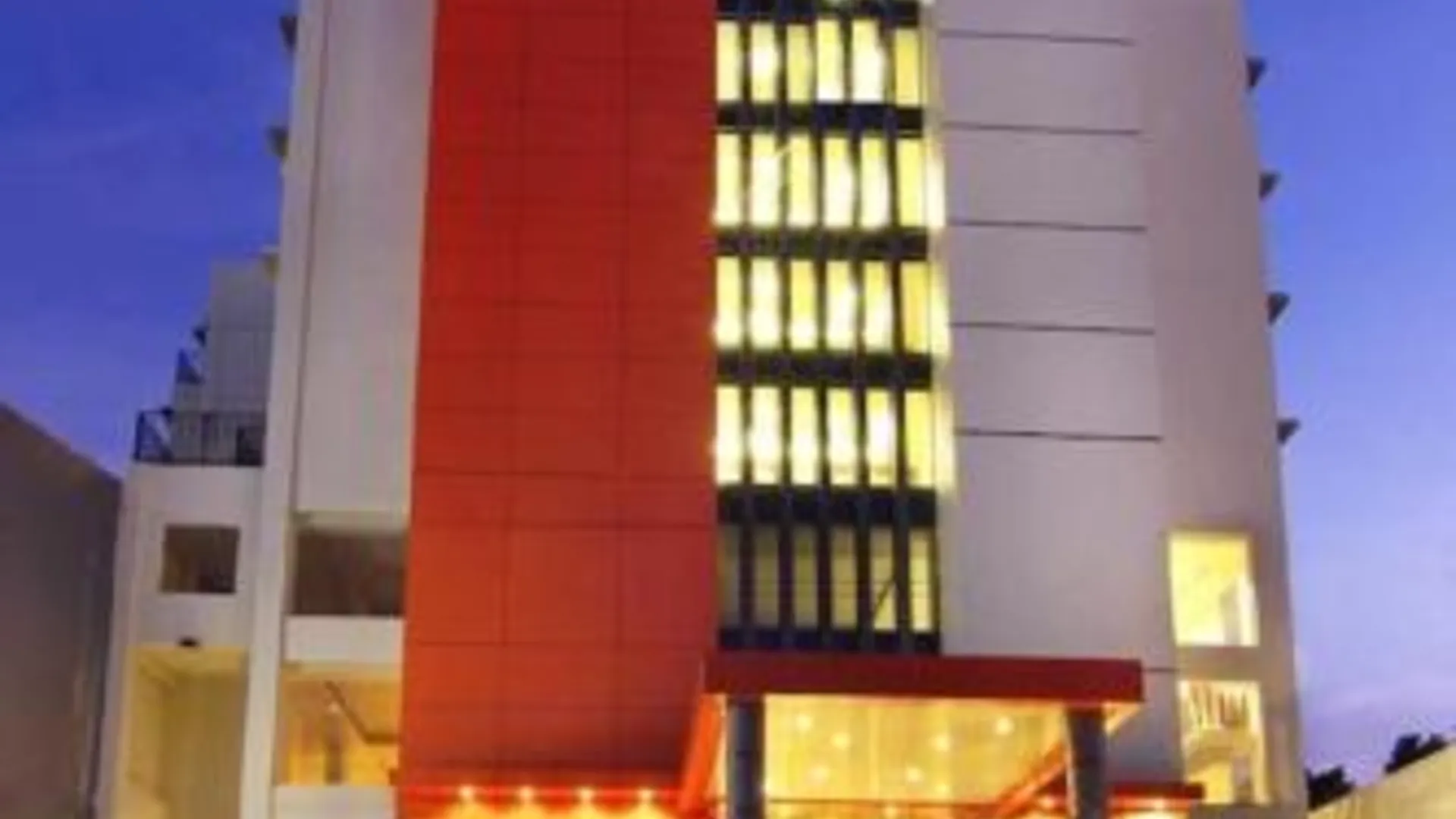 마카사르 그랜드 아시아 호텔 마카사르 3성급 호텔 스위트룸