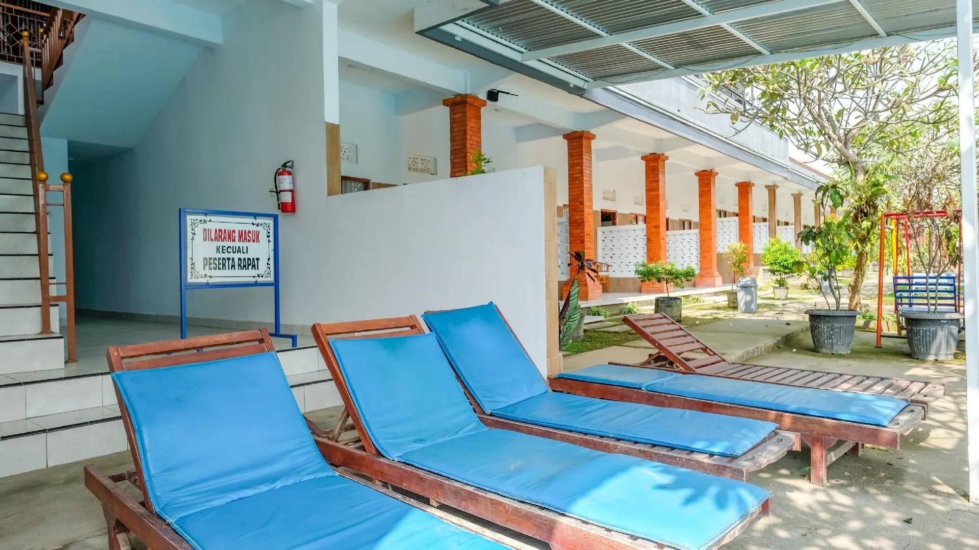 발리 레드도어즈 플러스 @ 싱아라자 3성급 호텔 외관