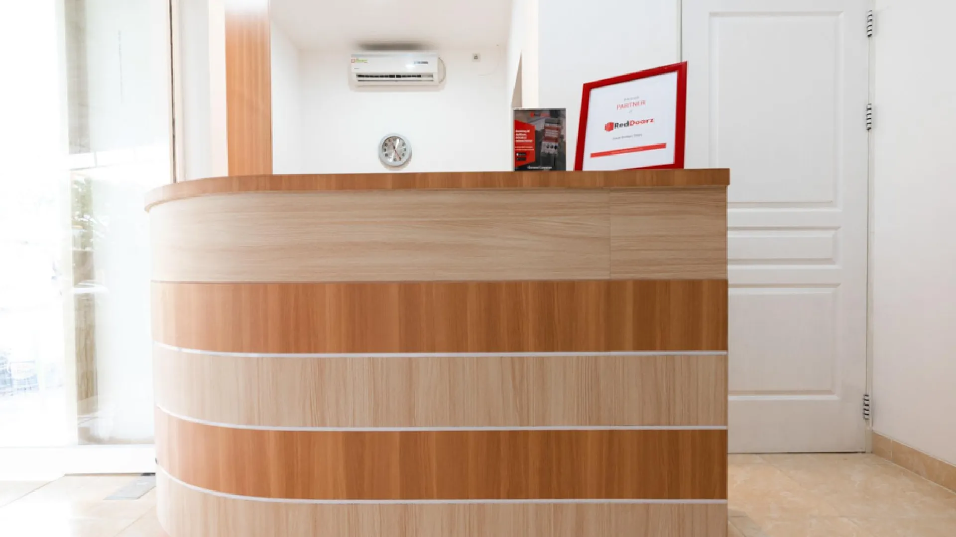 마카사르 레드도어즈 @ 그라하 체메를랑 마로스 2성급 호텔 로비