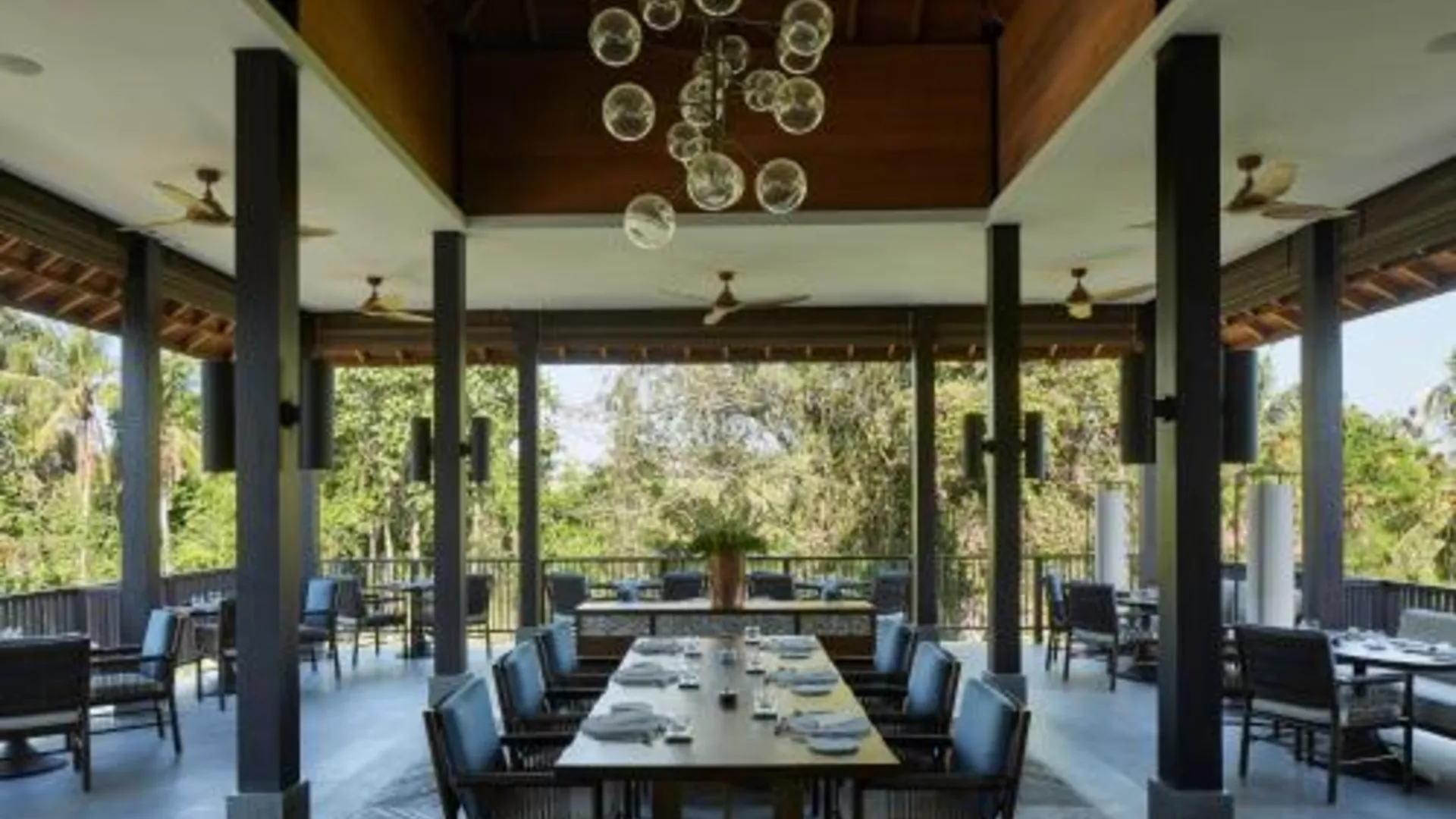 발리 니르자라 5성급 호텔 수영장