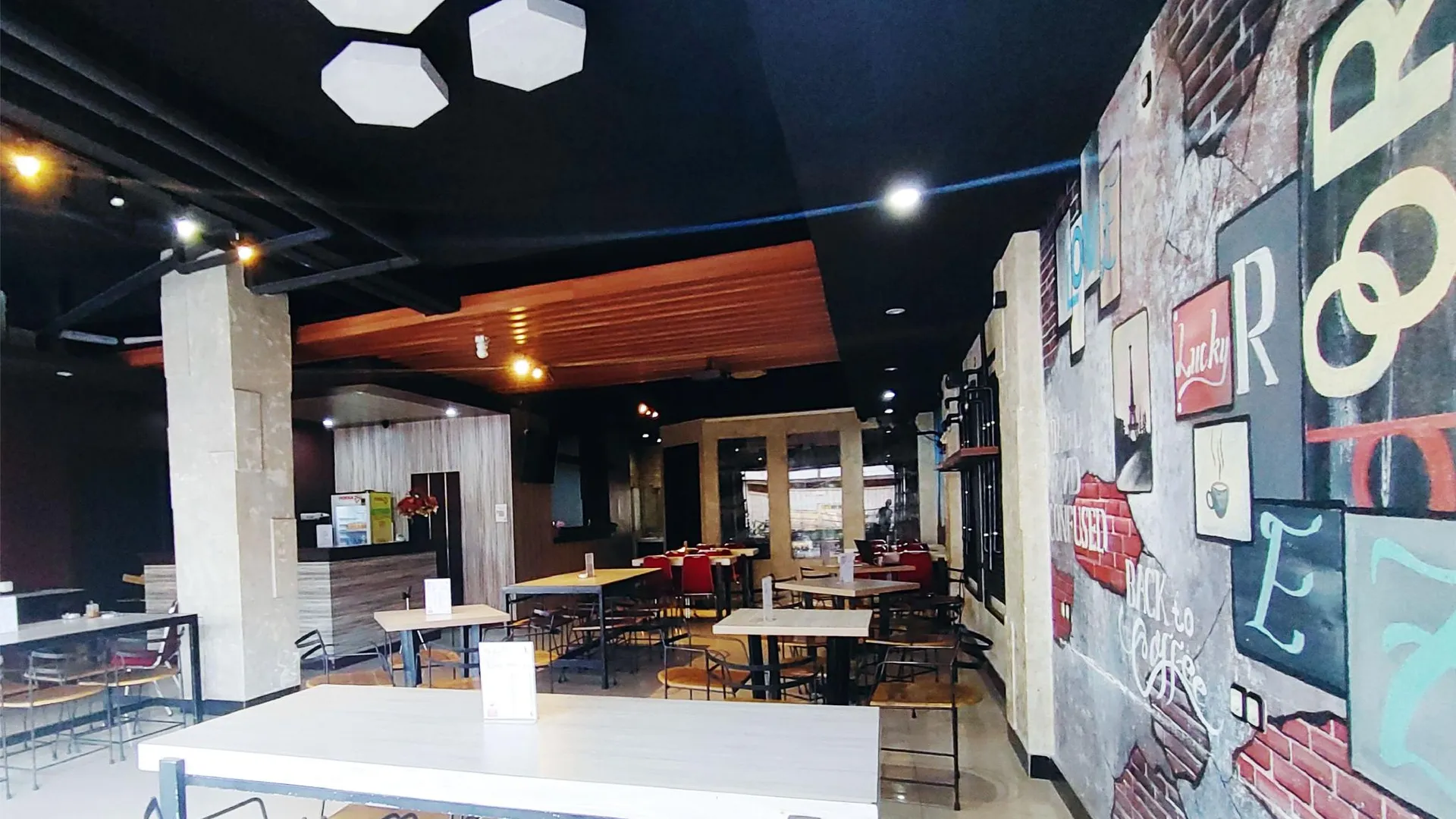 마카사르 Lucky Inn & Cafe 2성급 호텔 수영장