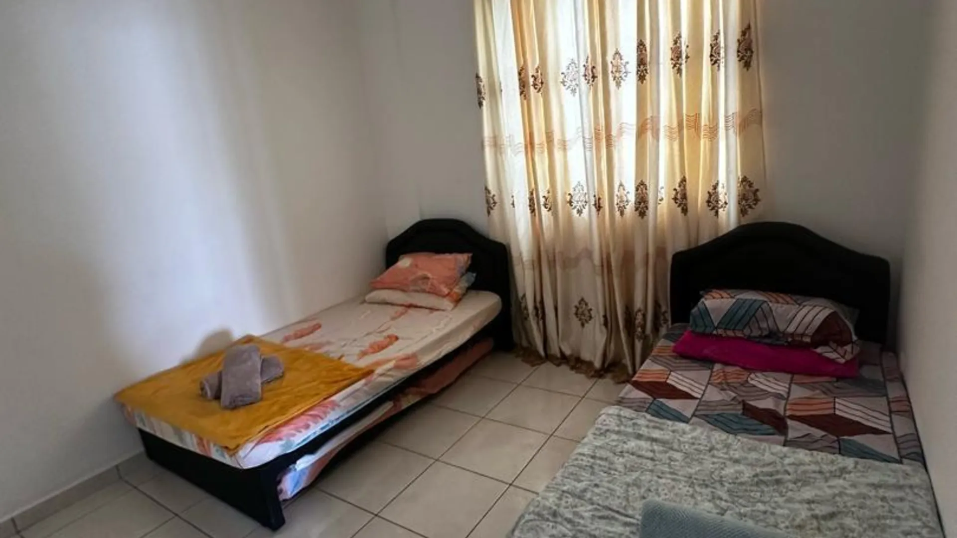 산다칸 반다르 인다의 아파트먼트 (1018m², 침실 3개, 프라이빗 욕실 2개) 2성급 싱글룸 레스토랑