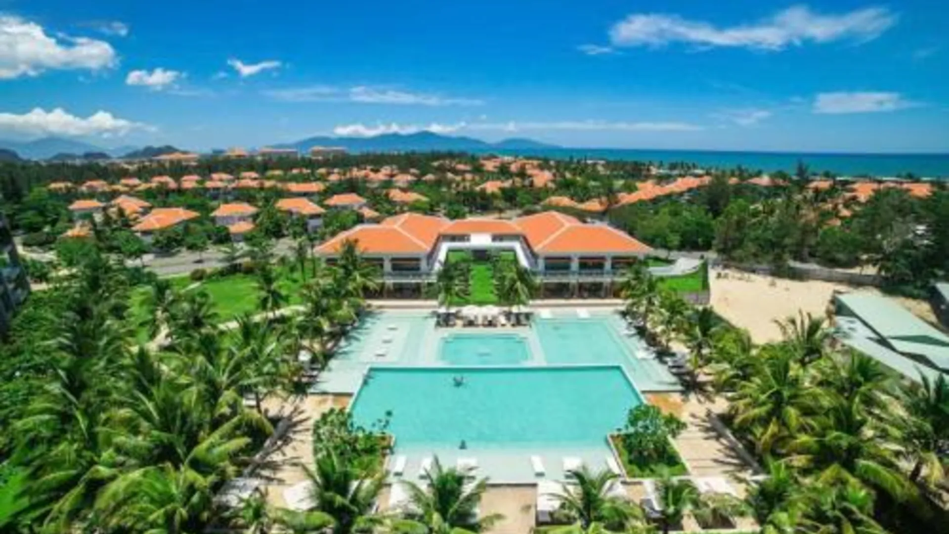 다낭 블루 스카이 앤 빌라스 비치 리조트 5성급 호텔 수영장