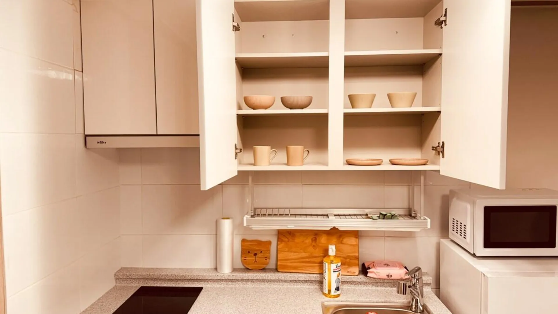 서울 J107 #신규 오픈 #홍대입구6번출구 도보 3분거리#감각적인 숙소 2성급 싱글룸 레스토랑