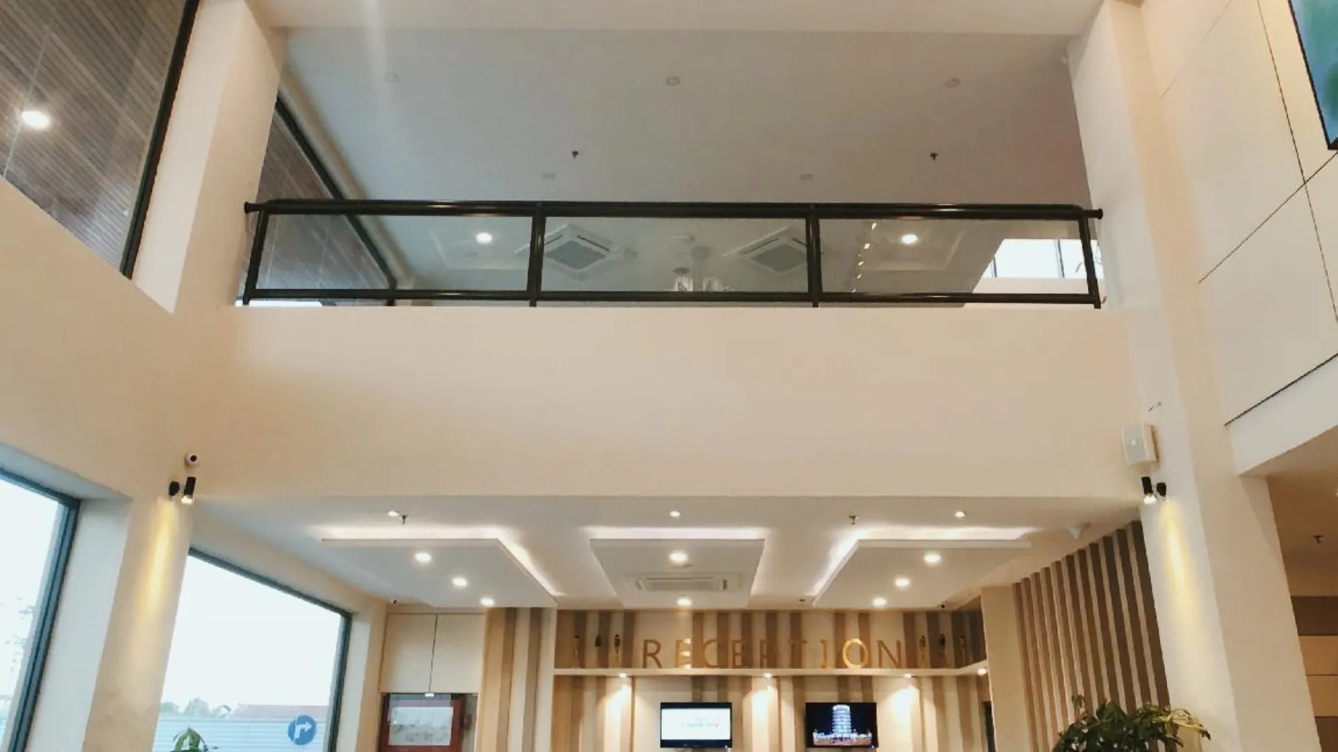 틀룩인탄 리버텔 3성급 호텔 로비