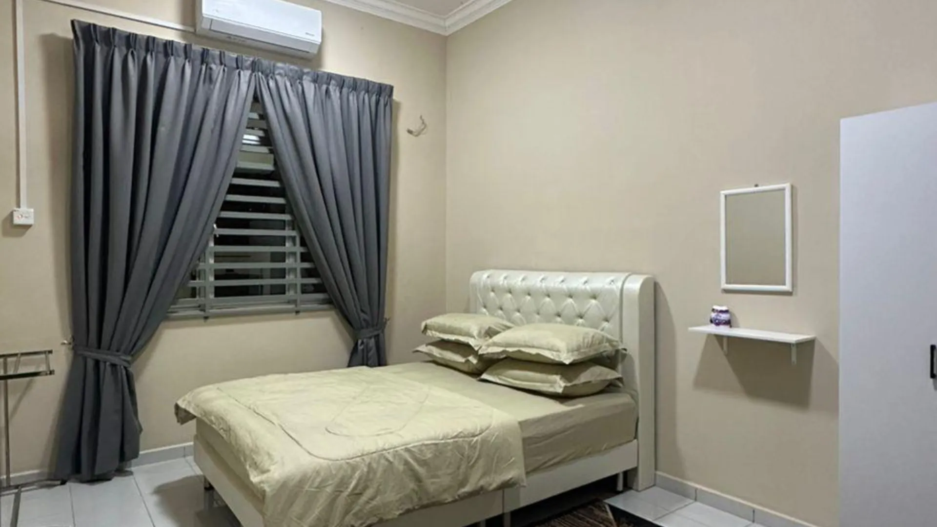 추카이 캄풍 부킷 쿠앙의  (1100m², 침실 3개, 프라이빗 욕실 2개) 3성급 싱글룸 스위트룸