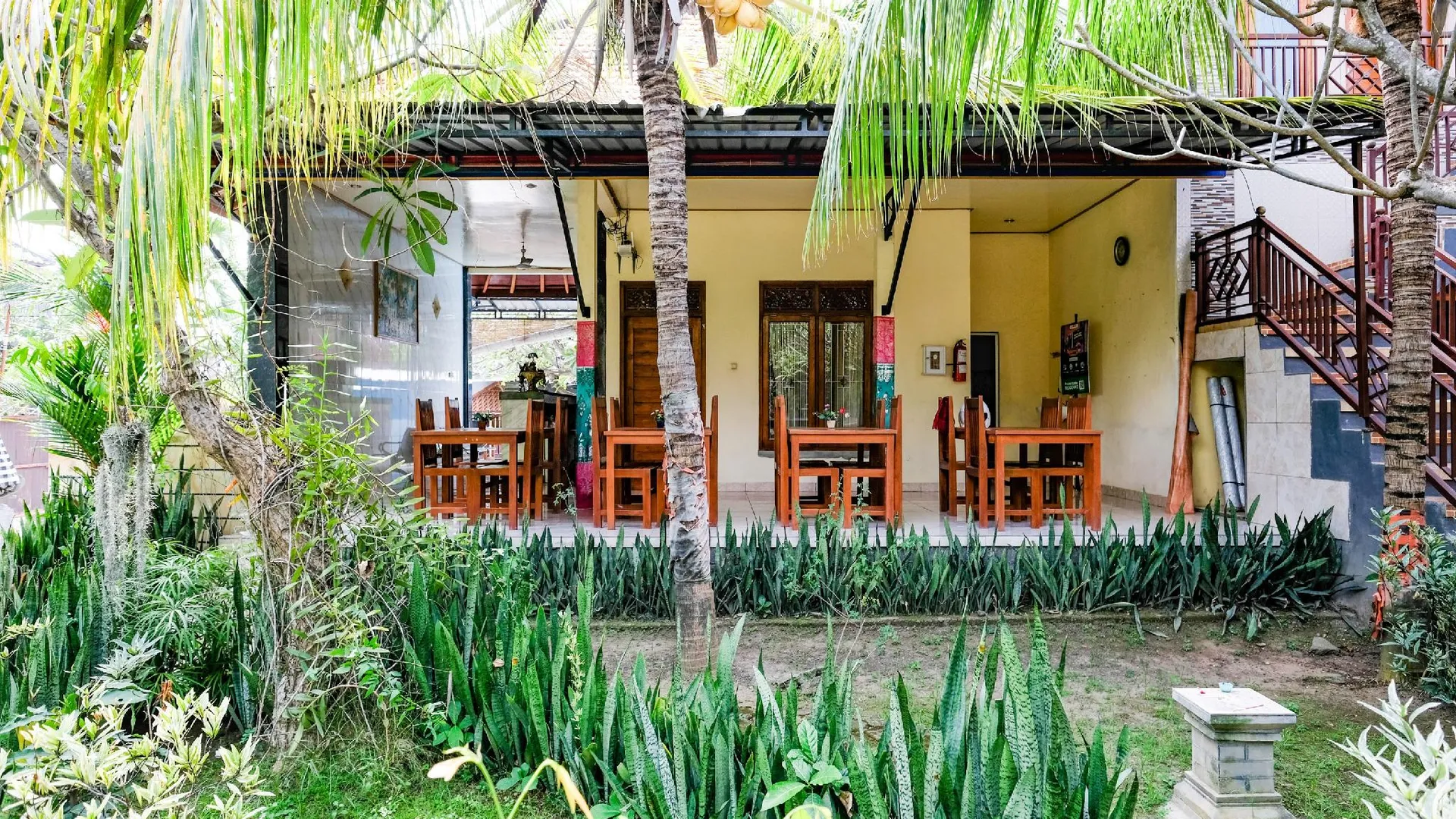 발리 레드도어즈 플러스 @ 싱아라자 3성급 호텔 로비