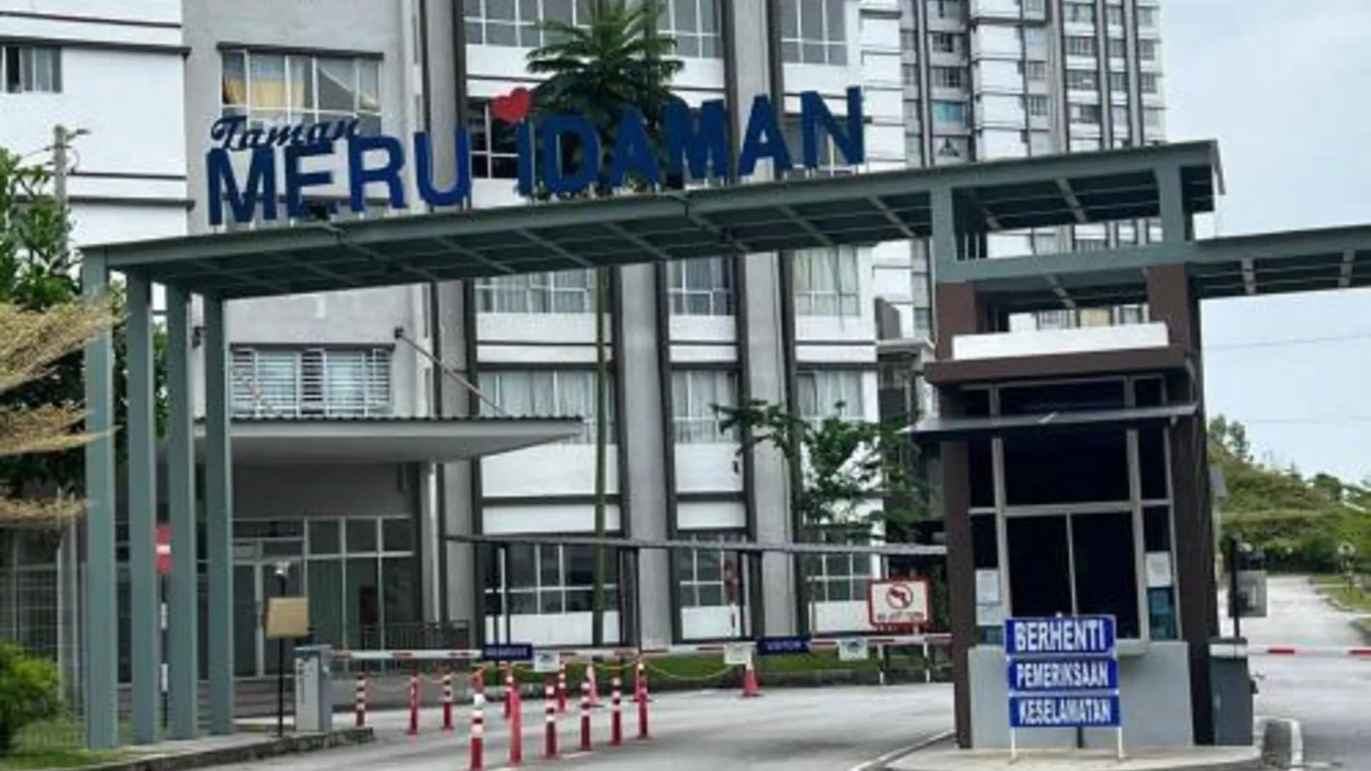 이포 캄퐁 울루 세포르의 프라이빗 하우스 (1500m², 침실 4개, 프라이빗 욕실 3개) 4성급 게스트하우스 외관