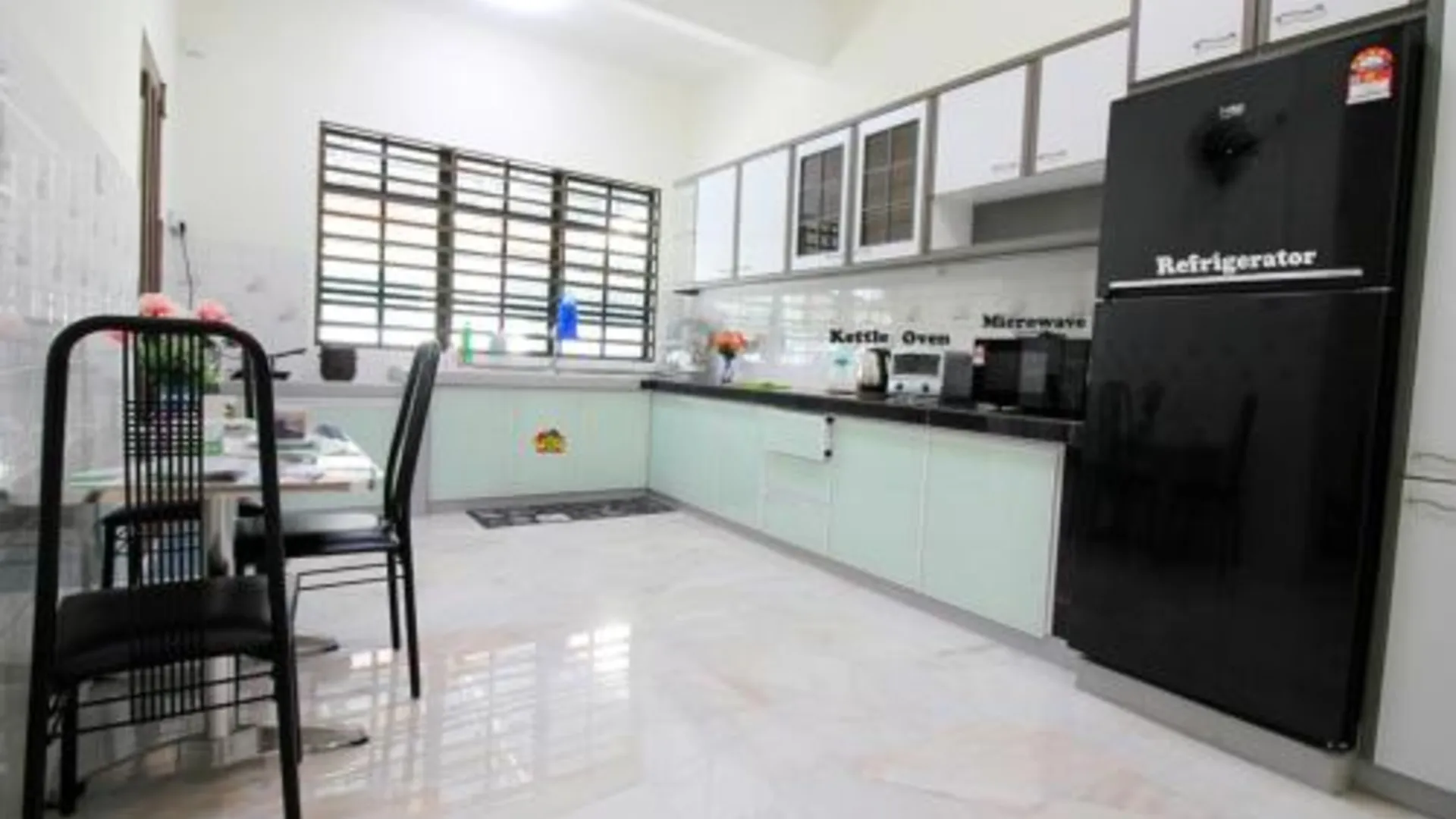 이포 타만 반다라야의 프라이빗 하우스 (200m², 침실 4개, 프라이빗 욕실 3개) 4성급 게스트하우스 수영장