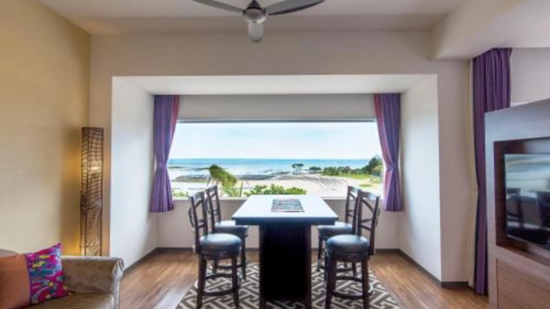 오키나와 본섬 선셋 비치 호텔 3성급 호텔 로비