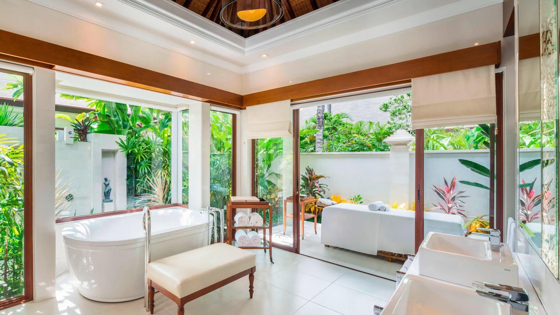 발리 더 라구나, 어 럭셔리 컬렉션 리조트 앤 스파, 누사 두아, 발리 5성급 호텔 외관