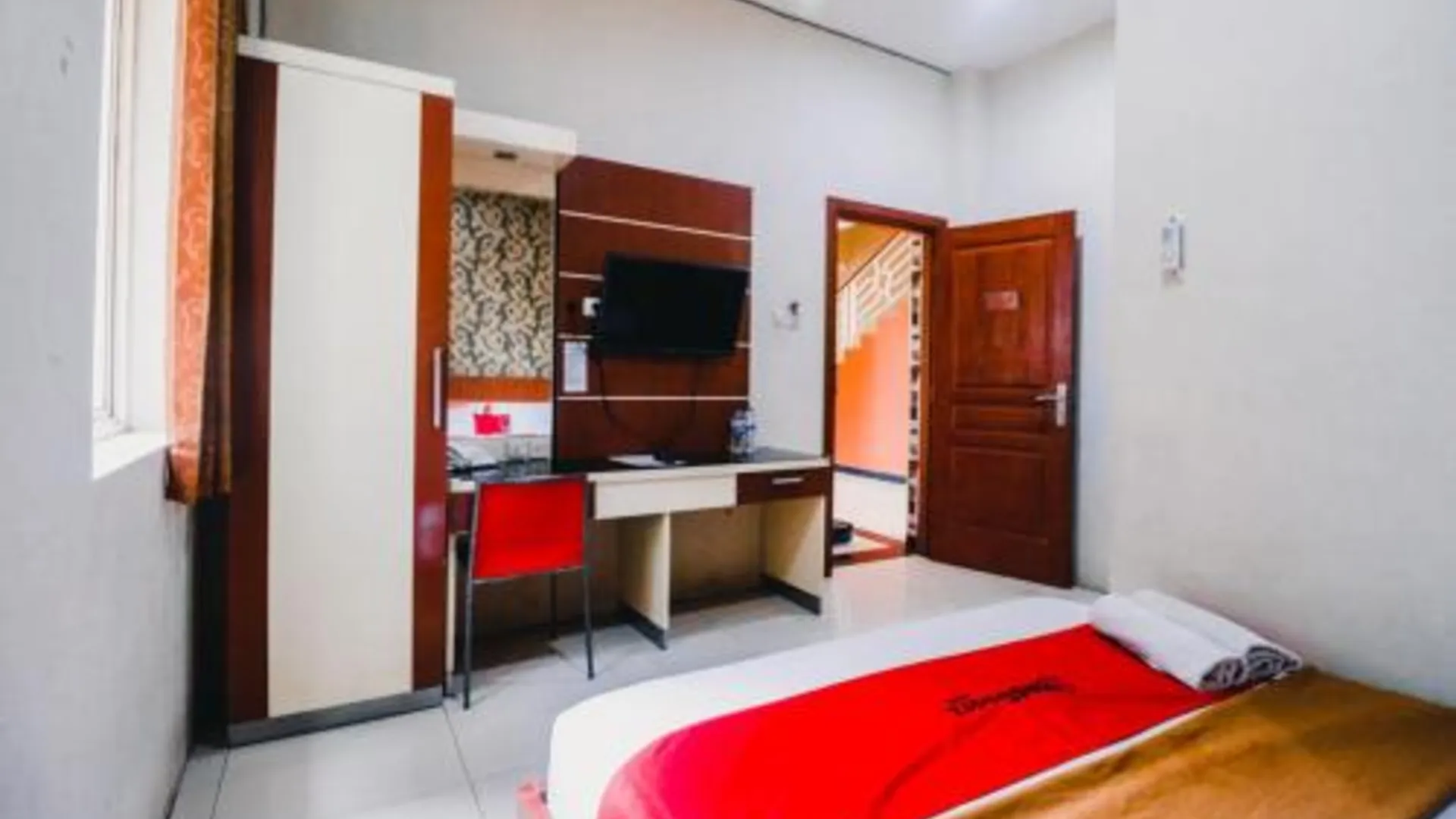 마카사르 RedDoorz Plus @ Grand City Inn Makassar 3성급 호텔 스위트룸