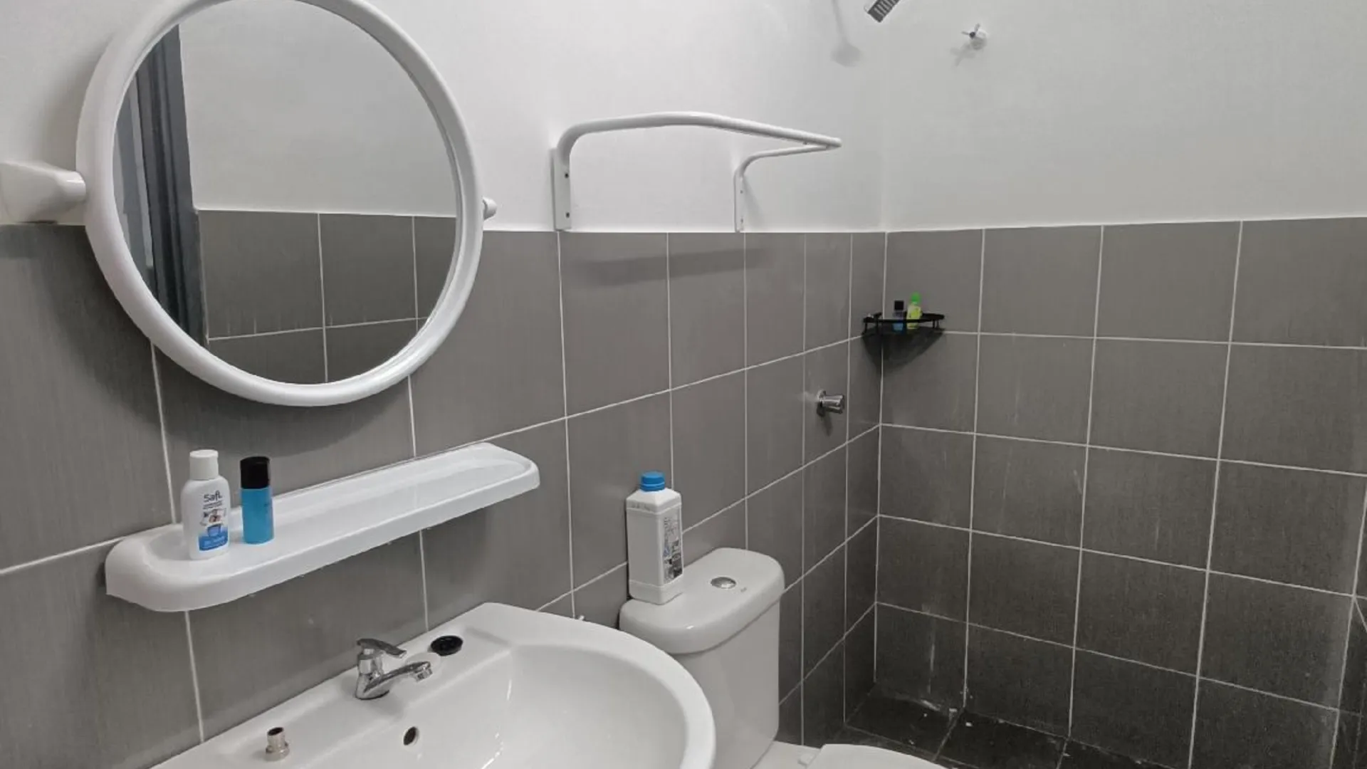 이포 탄중 람부탄의 프라이빗 하우스 (m², 침실 3개, 프라이빗 욕실 2개) 2성급 싱글룸 객실