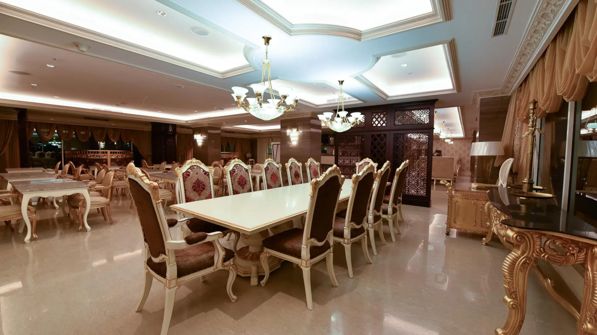 마카사르 Myko Hotel and Convention Center Makassar 4성급 호텔 수영장