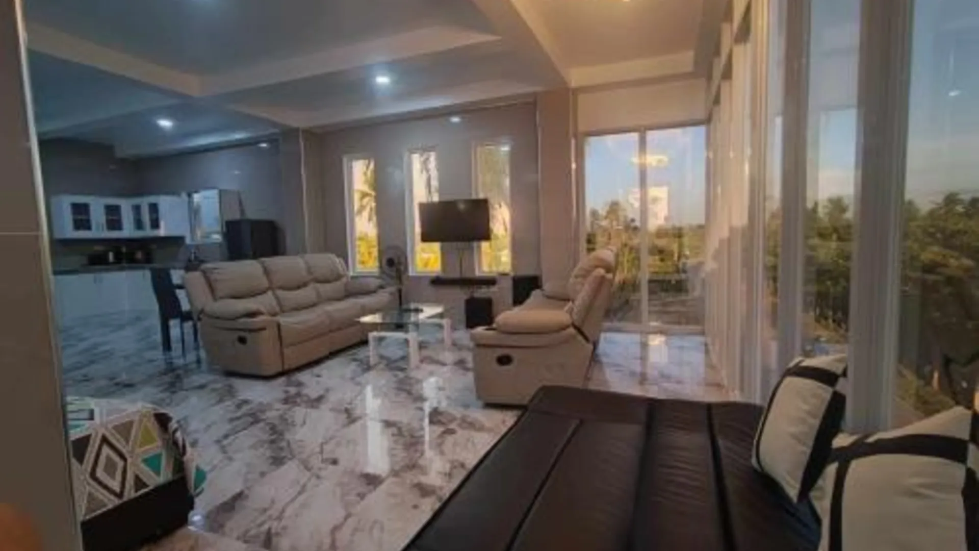 세부 Stargazers Luxury Condo Complex apartments 4성급 호텔 로비