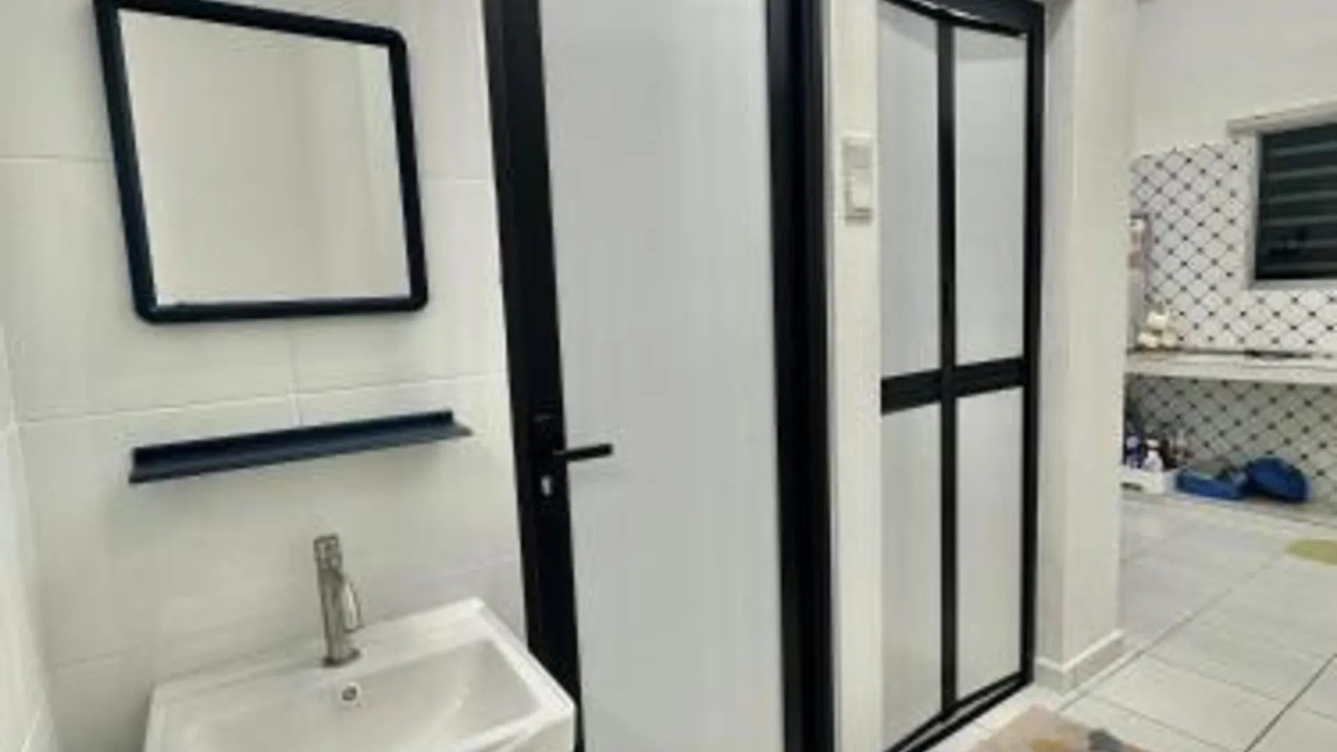 이포 캄풍 자와의 프라이빗 하우스 (m², 침실 3개, 프라이빗 욕실 1개) 2성급 게스트하우스 전망