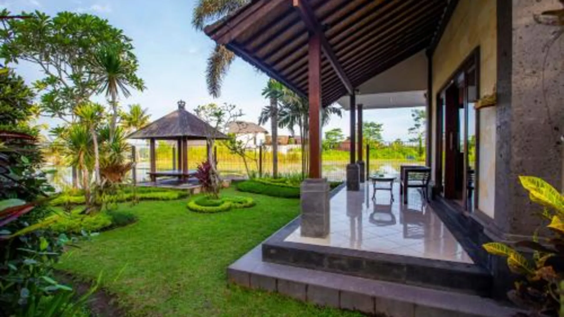 발리 와룽 만디 앤 빌라 4성급 게스트하우스 외관