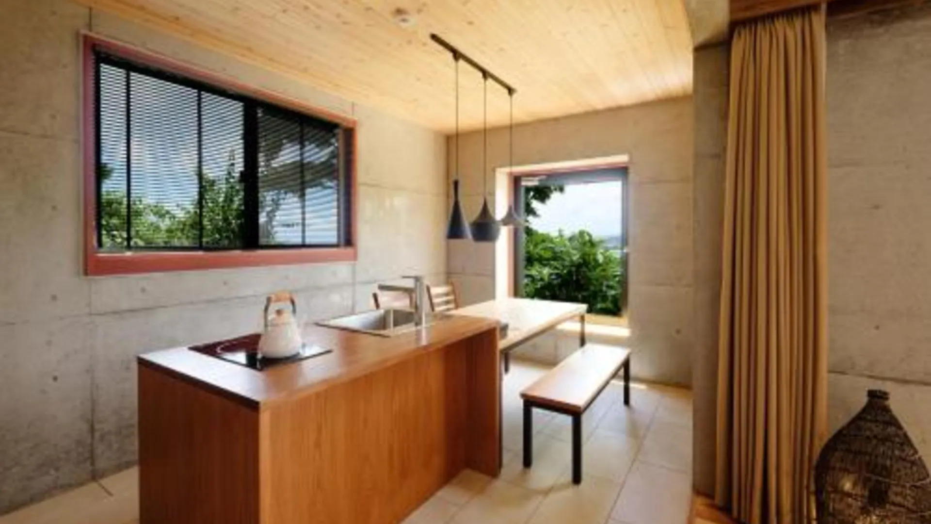 오키나와 본섬 카이자 2성급 호텔 외관