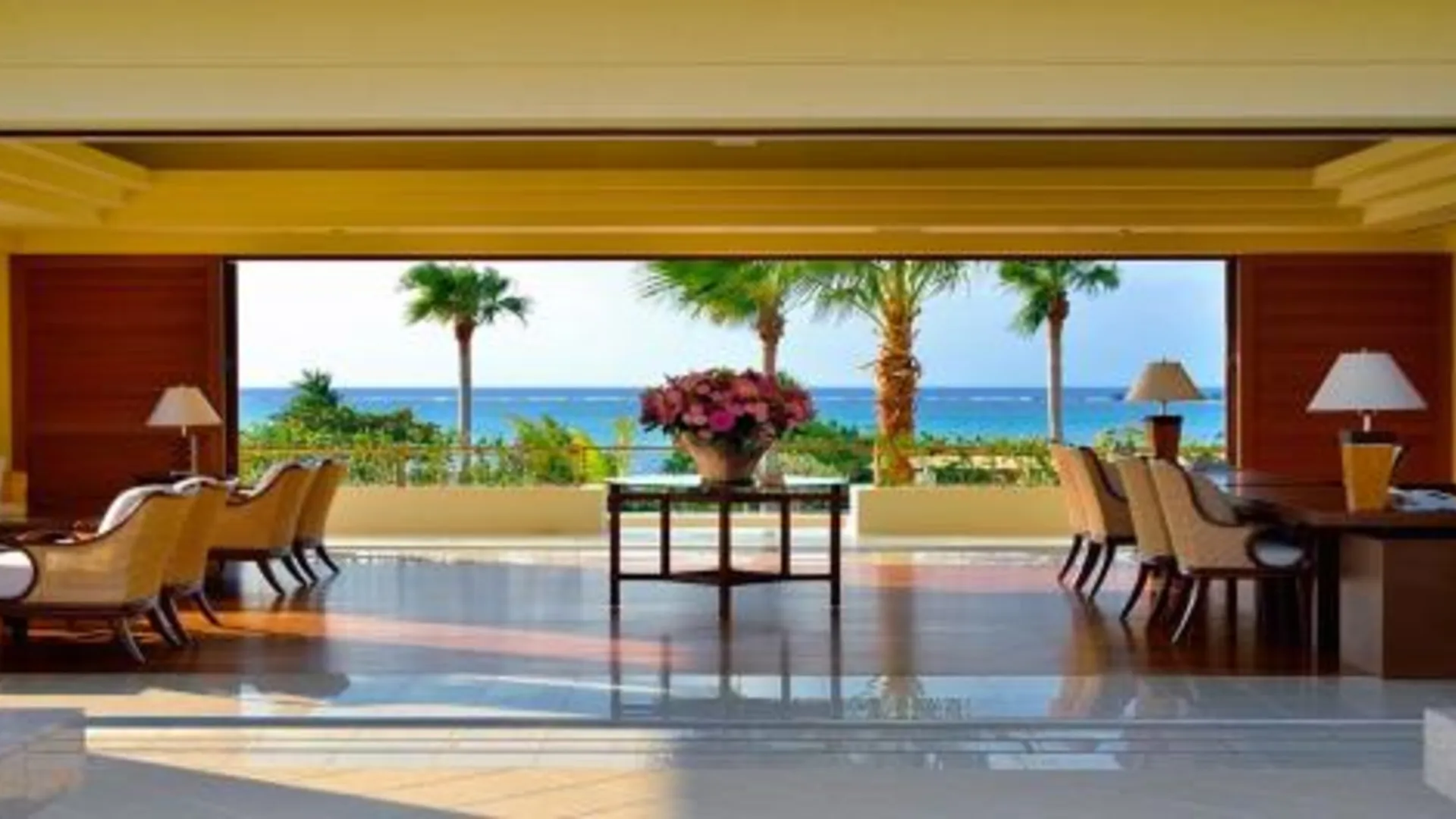 오키나와 본섬 더 우자 테라스 비치 클럽 빌라 5성급 호텔 로비