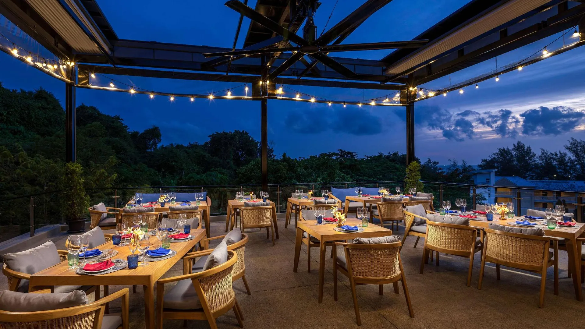 푸켓 더 프라우드 카론 비치 푸켓 트레이드마크 컬렉션 바이 윈덤 4성급 호텔 수영장