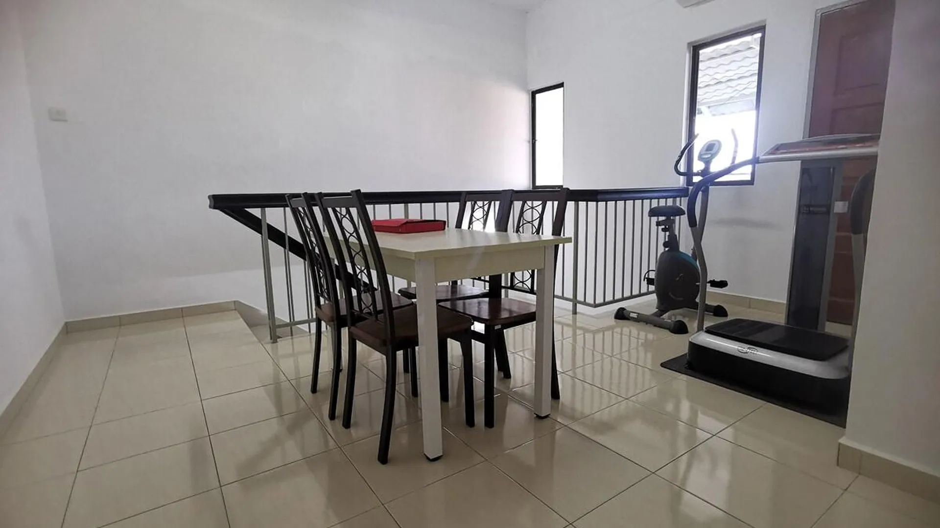 포트 딕슨 타만 탄중의 프라이빗 하우스 (m², 침실 5개, 프라이빗 욕실 3개) 3성급 싱글룸 수영장