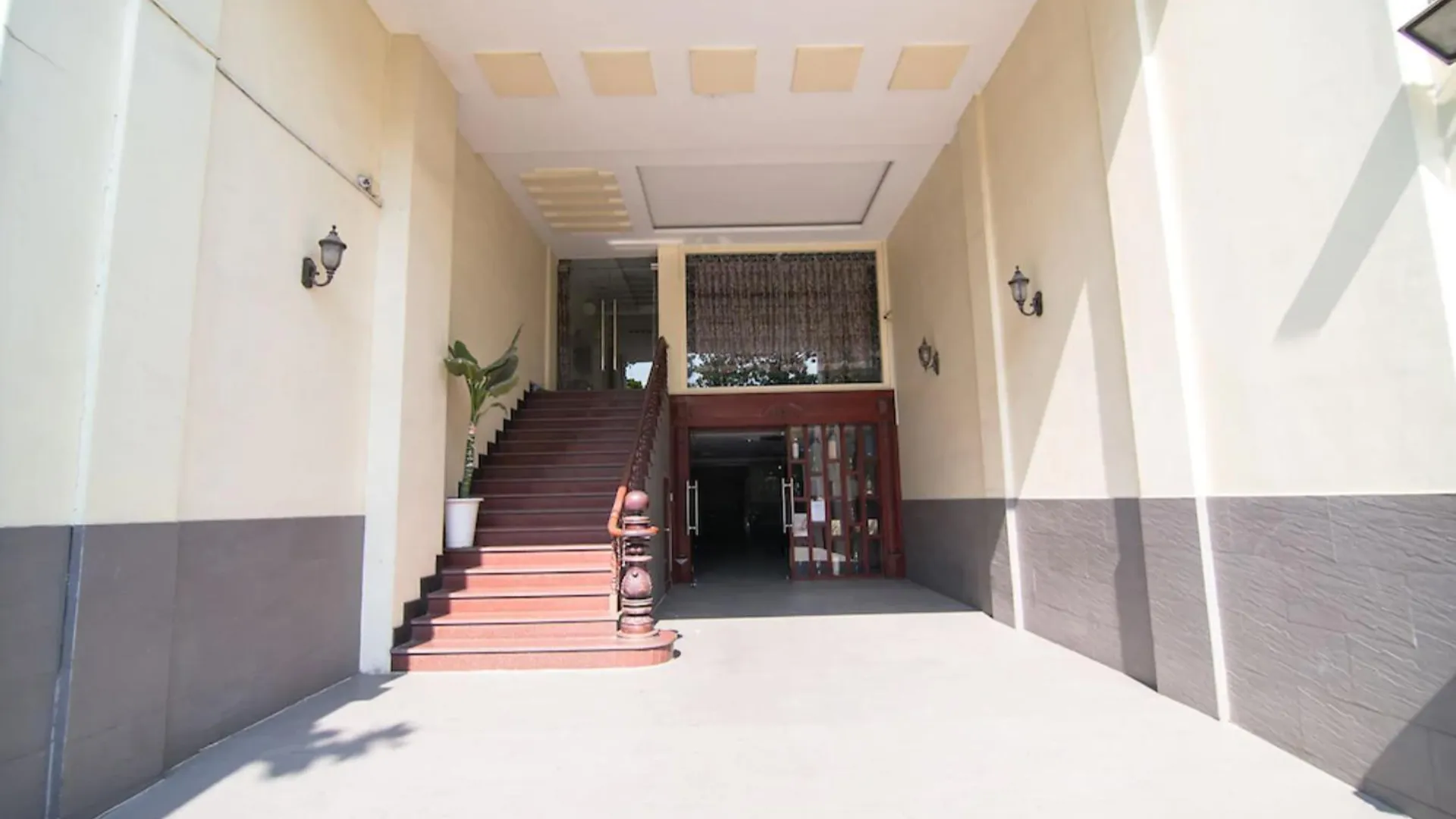 호치민 레드도어즈 플러스 니어 미엔동 버스 스테이션 3성급 호텔 수영장