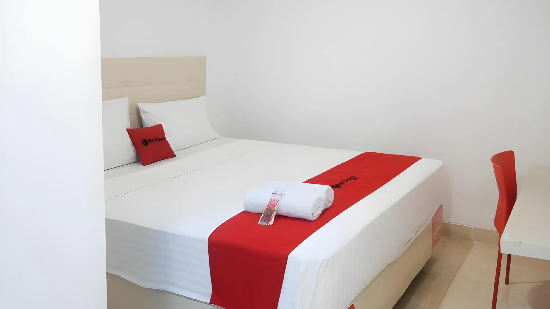 마카사르 RedDoorz near Mall Ratu Indah 3 2성급 호텔 스위트룸