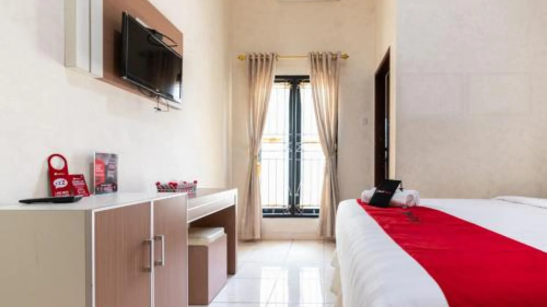 마카사르 레드도어즈 @ 펭가요만 파나쿠캉 3 2성급 호텔 스위트룸