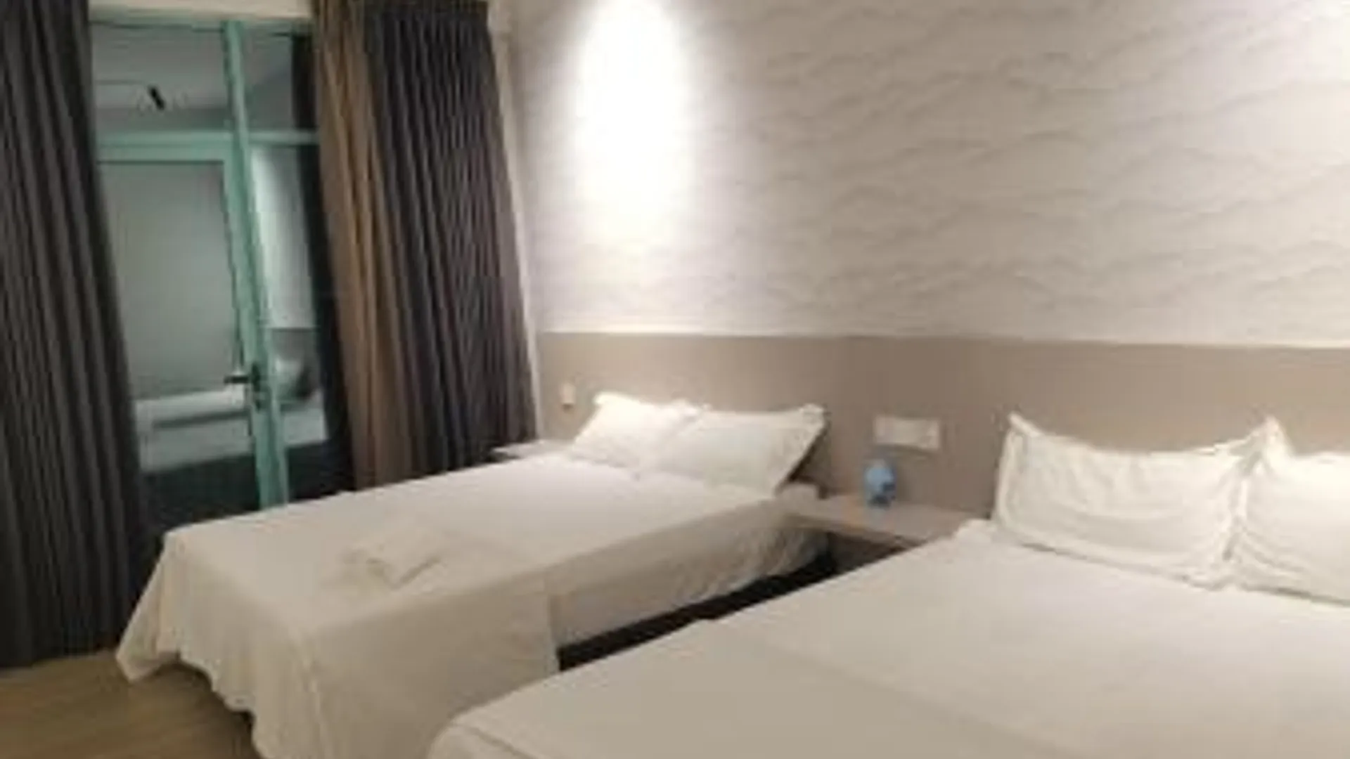 코타키나발루 시티 센터의 프라이빗 하우스 (m², 침실 2개, 프라이빗 욕실 2개) 3성급 게스트하우스 스위트룸