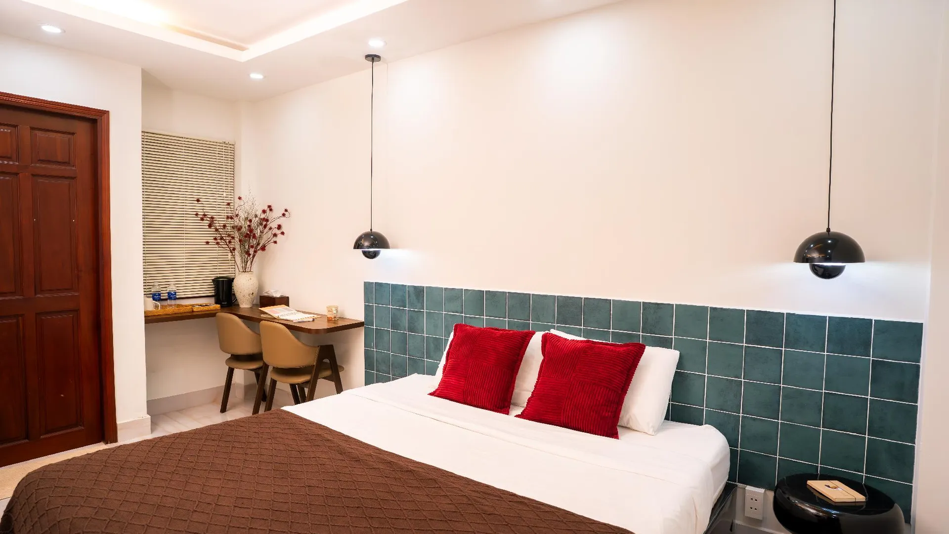 호치민 넷플릭스 스튜디오 니어 벤탄 마켓 4성급 호텔 레스토랑