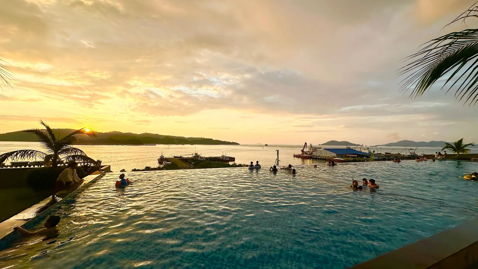 코타키나발루 선셋 씨뷰 베케이션 콘도 @ 제셀턴 퀘이 5성급 호텔 객실