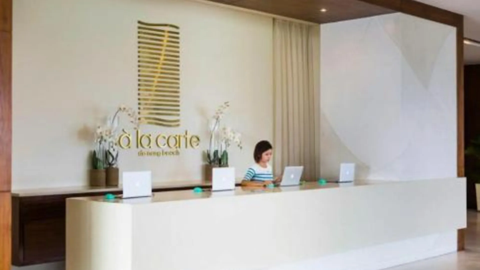 다낭 로맨틱 APT 위드 씨뷰 - 비치프런트 4성급 호텔 객실