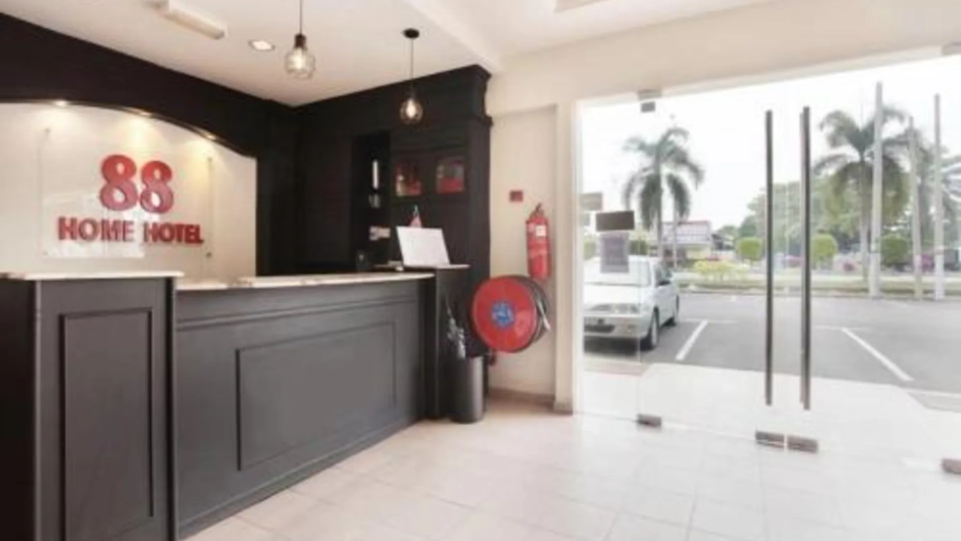 틀룩인탄 Hotel Home 88 2성급 호텔 로비