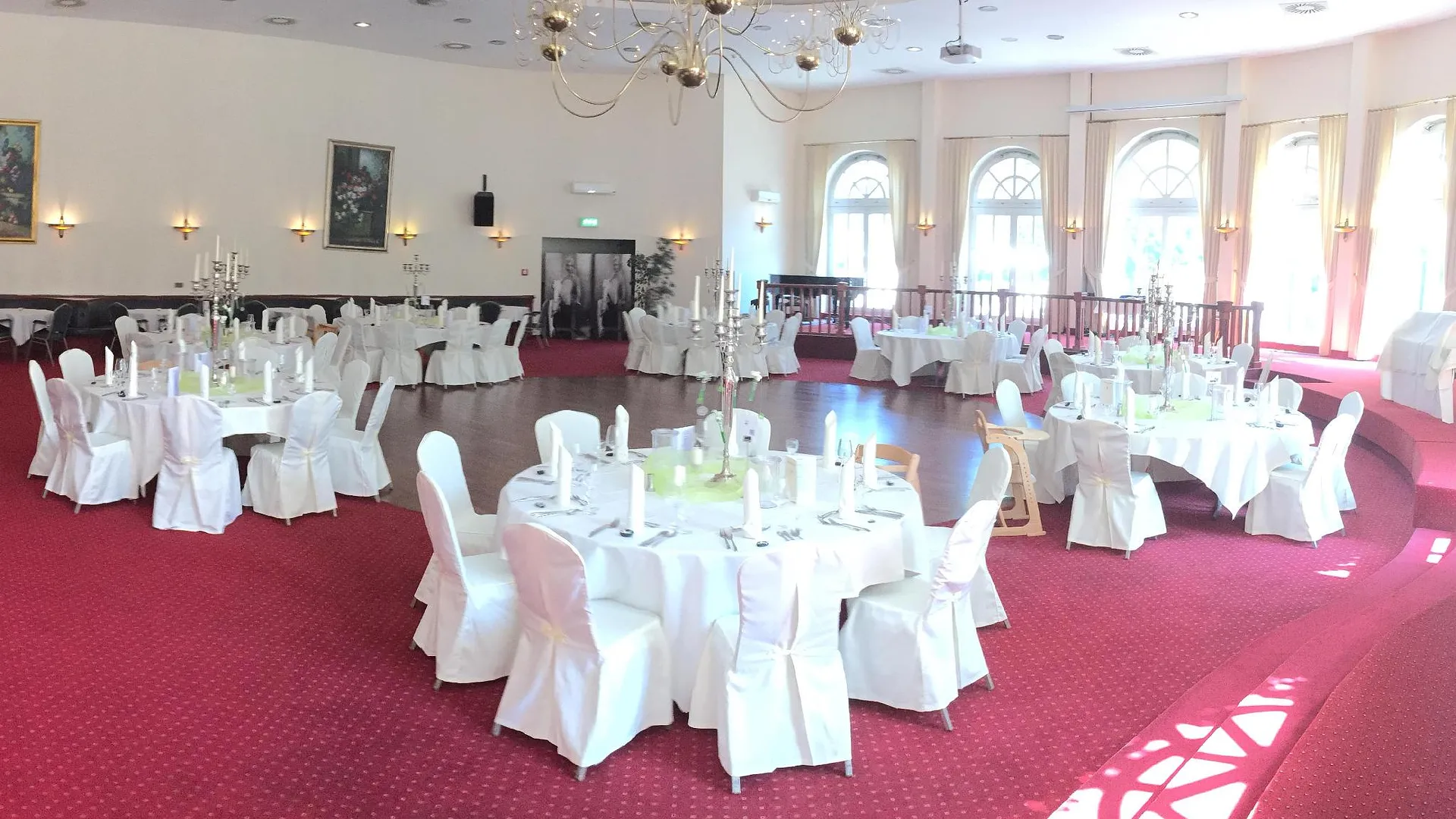 민덴 빅토리아 호텔 민덴 4성급 호텔 수영장