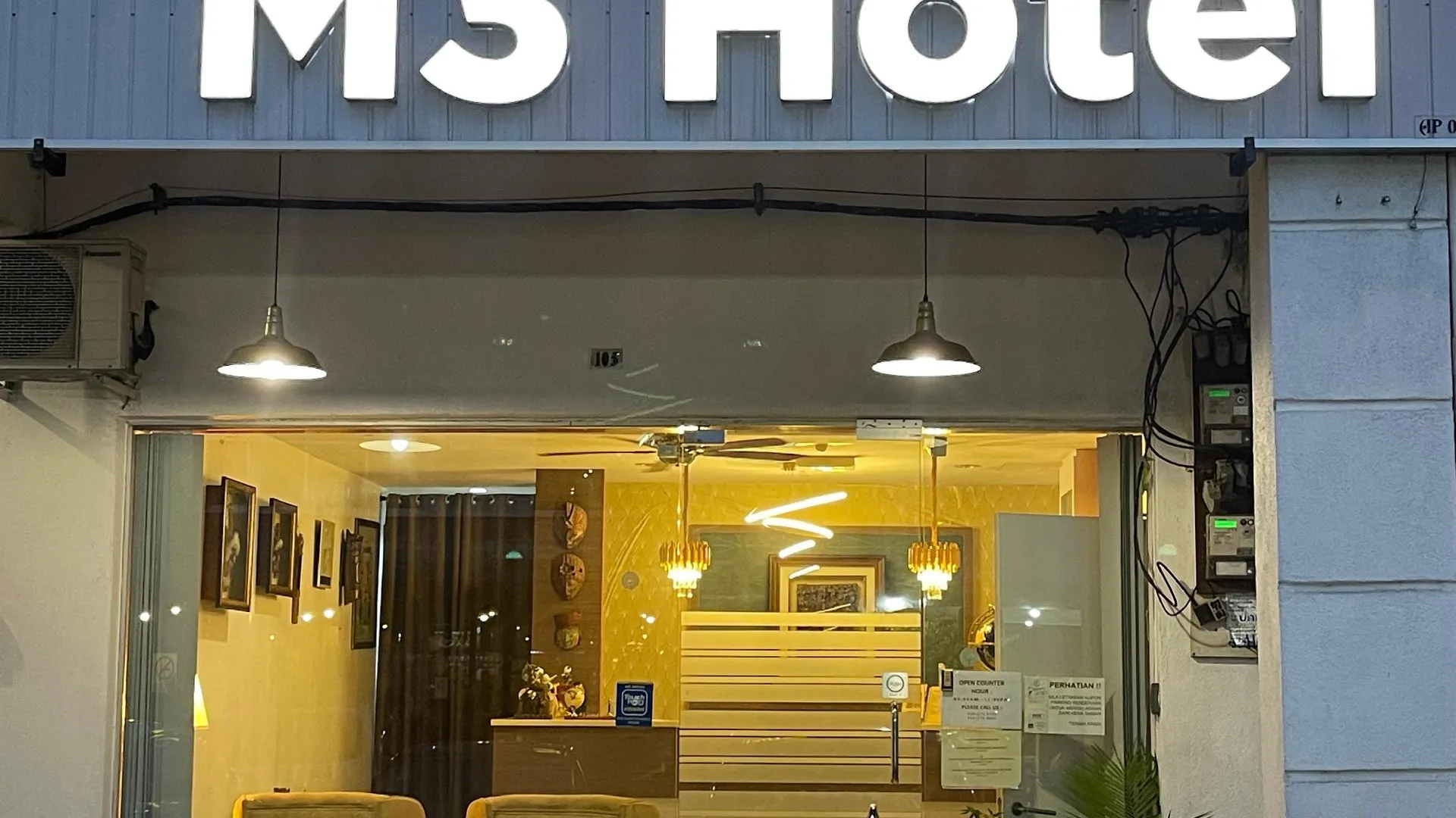 세리 만중 M Three Hotel by SECOMS 3성급 호텔 외관