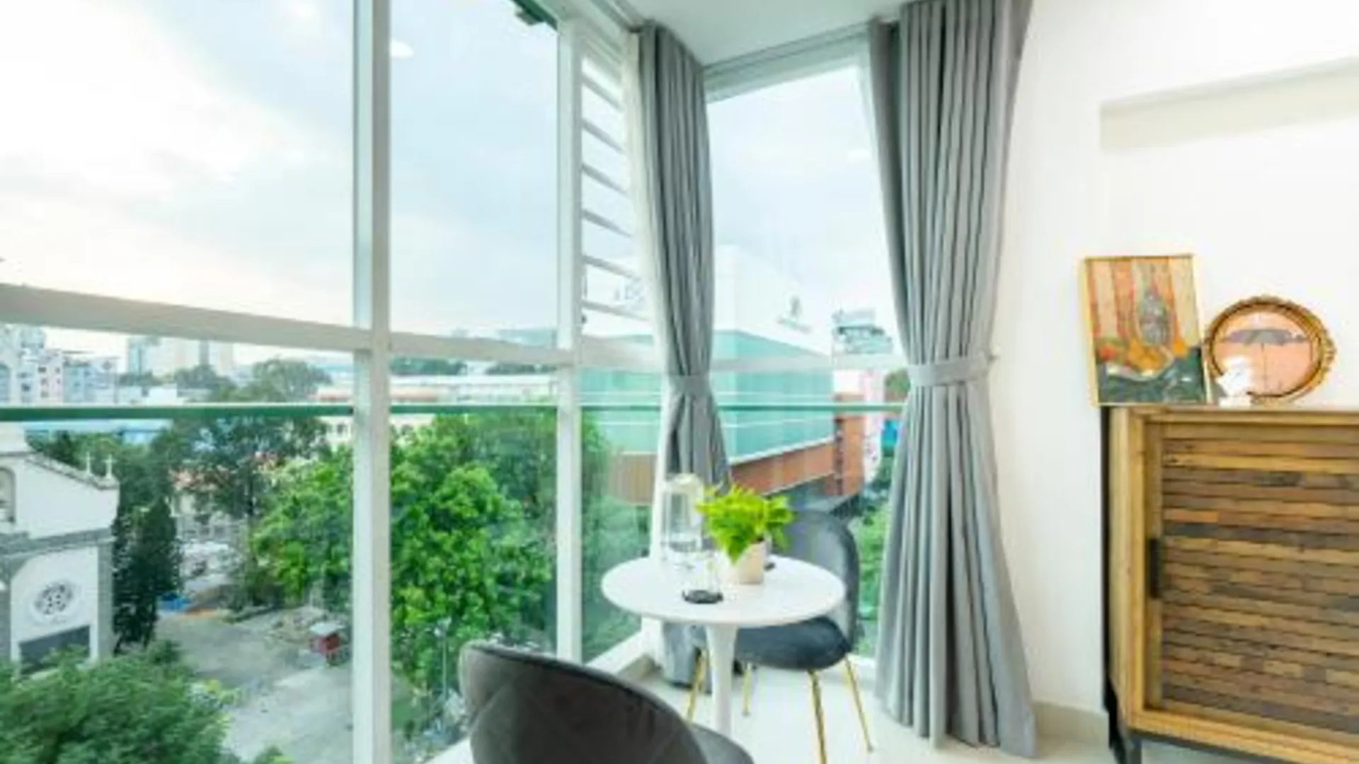 호치민 사지 처치뷰 홈 - 프리 네일스/헤어워시 4성급 게스트하우스 레스토랑