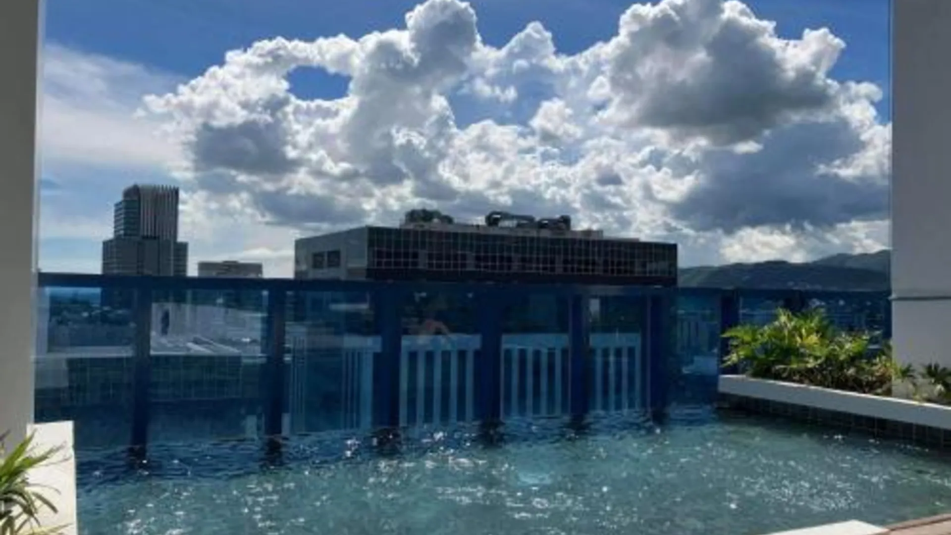 세부 38 Park Avenue right in the heart of IT Park Cebu, 55 inches TV, wifi, LOWER FLOOR on 5th floor 4성급 싱글룸 외관