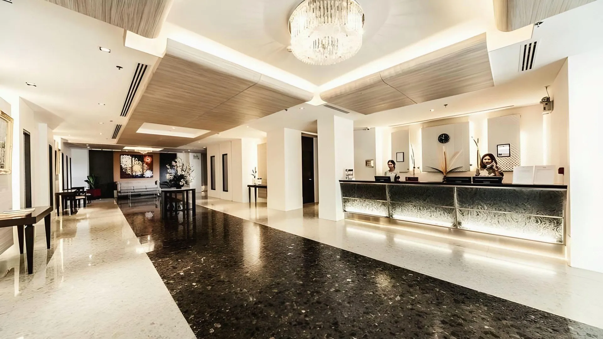 방콕 아델피 그란데 수쿰빗 4성급 호텔 외관