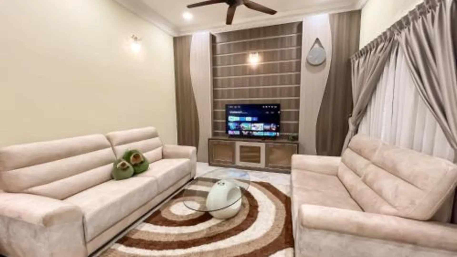 이포 타만 반다라야의 프라이빗 하우스 (m², 침실 4개, 프라이빗 욕실 4개) 3성급 게스트하우스 스위트룸