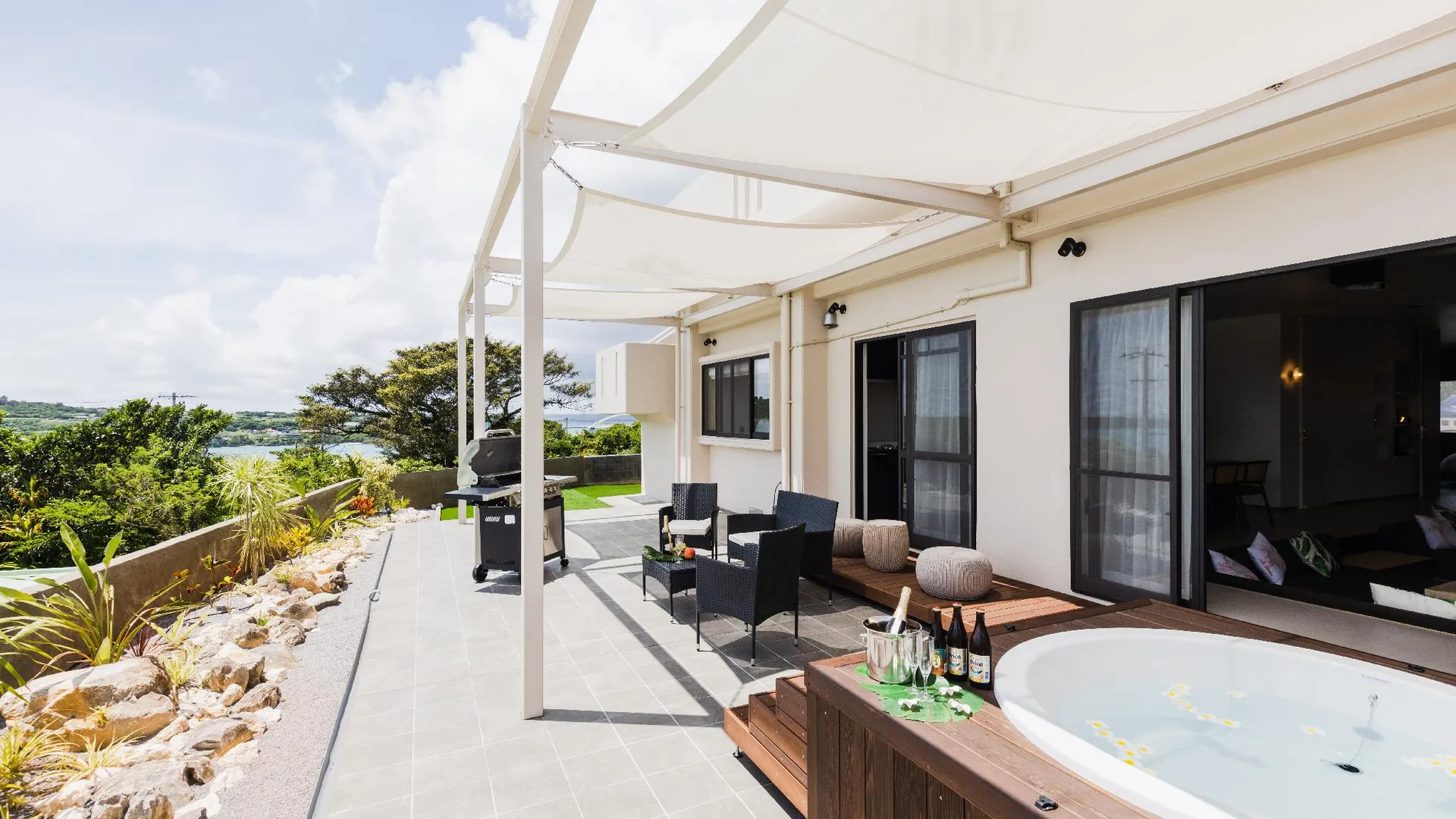 오키나와 본섬 모토부의 빌라 (120m², 침실 2개, 프라이빗 욕실 2개) 4성급 게스트하우스 로비