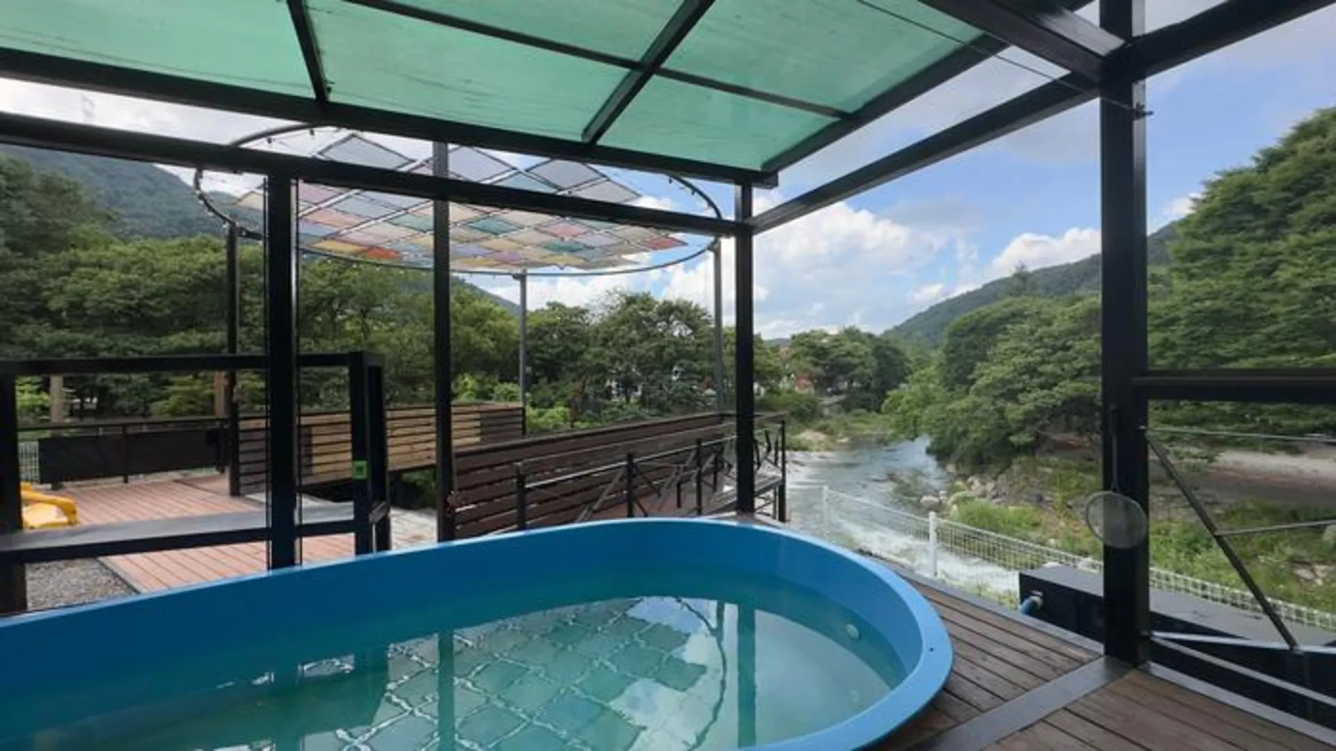 가평 힐링피아 카라반 글램핑 풀 캠핑장 2성급 게스트하우스 수영장