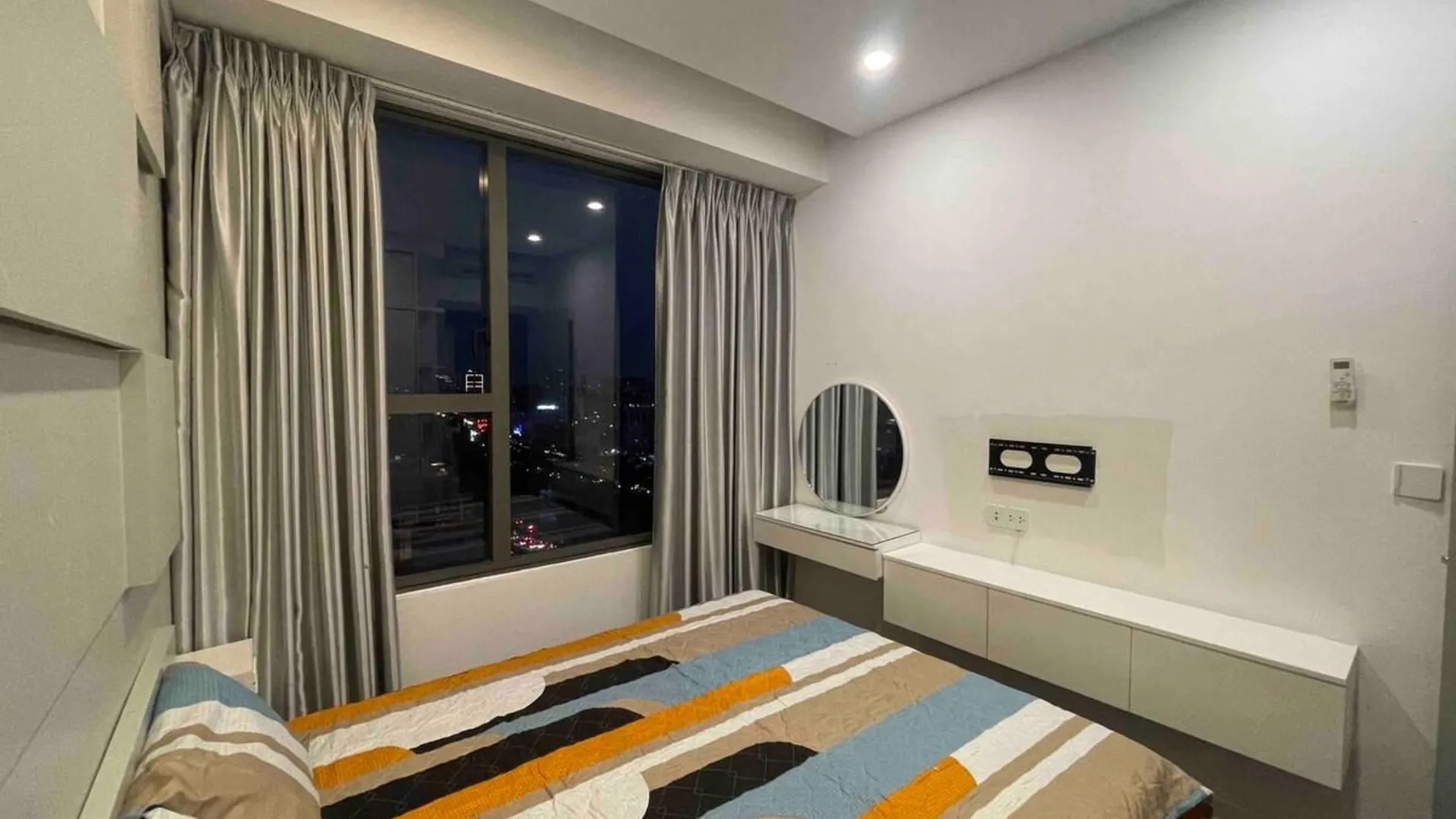 호치민 4군의 아파트먼트 (95m², 침실 3개, 프라이빗 욕실 2개) 3성급 싱글룸 전망