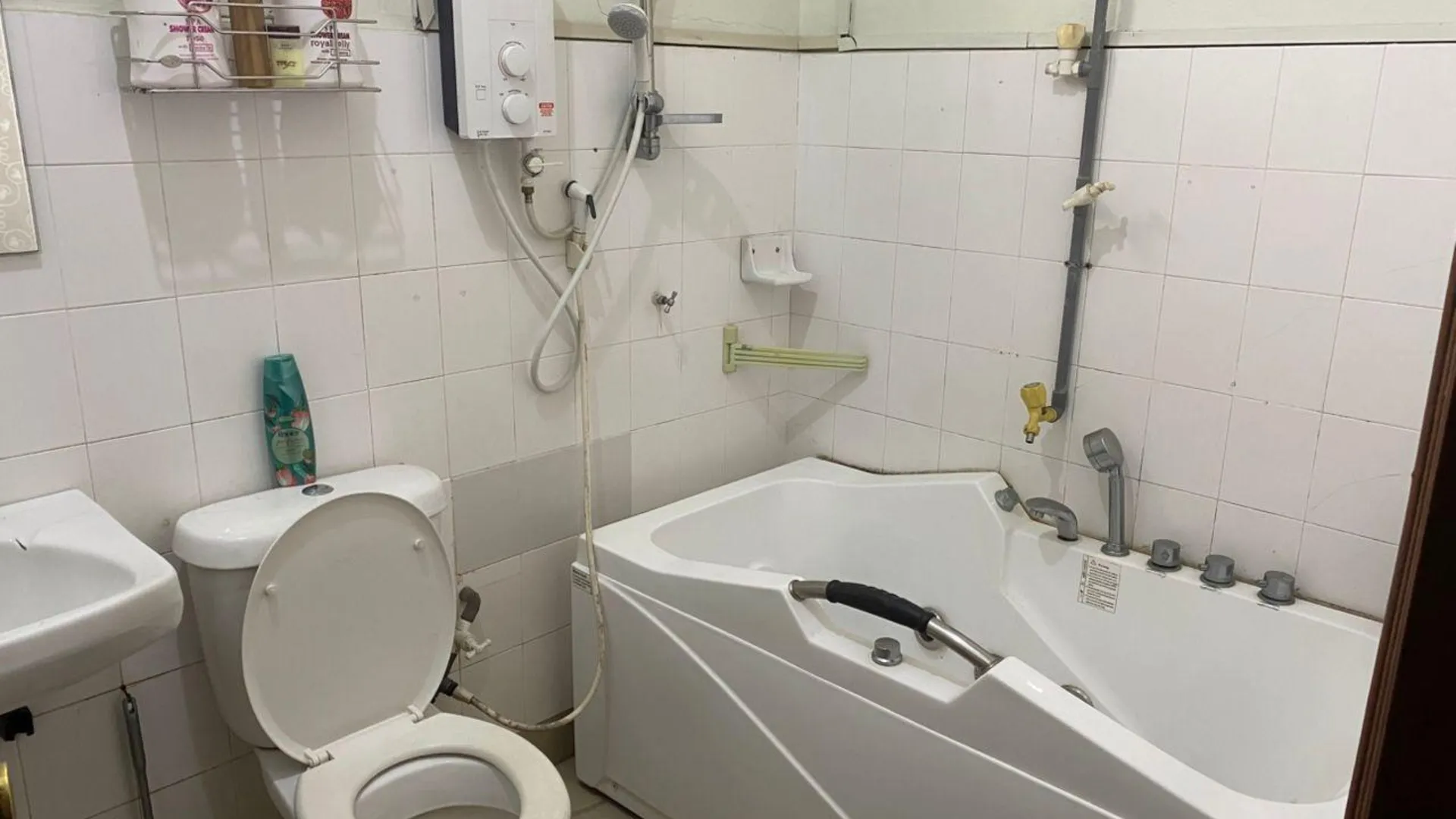 조호바루 / 조호르바루 반다르 바루 페르마스 자야의 프라이빗 하우스 (1540m², 침실 4개, 프라이빗 욕실 5개) 3성급 게스트하우스 스위트룸